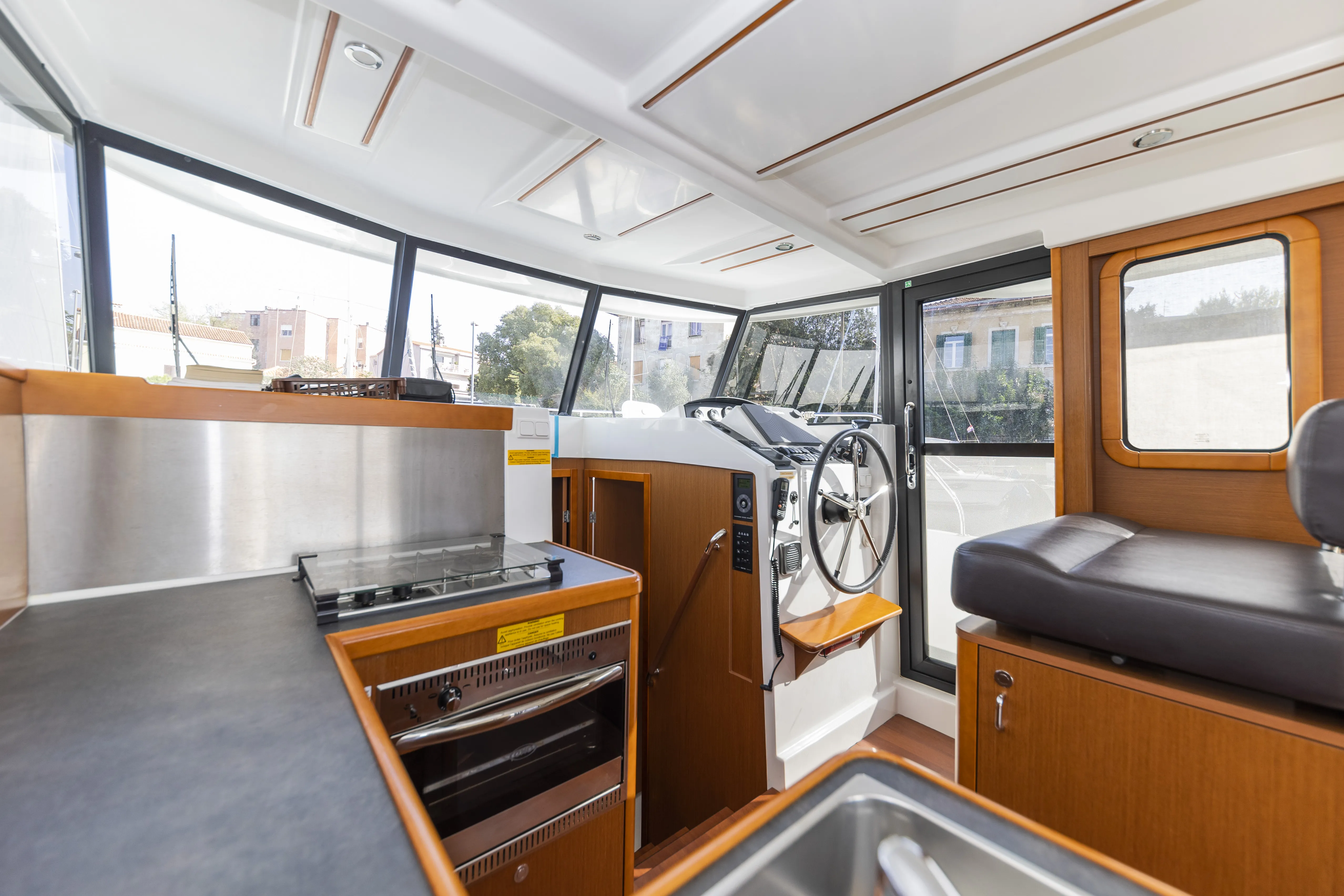 Swift Trawler 34 Fly Blue Sky — фотография яхты 14