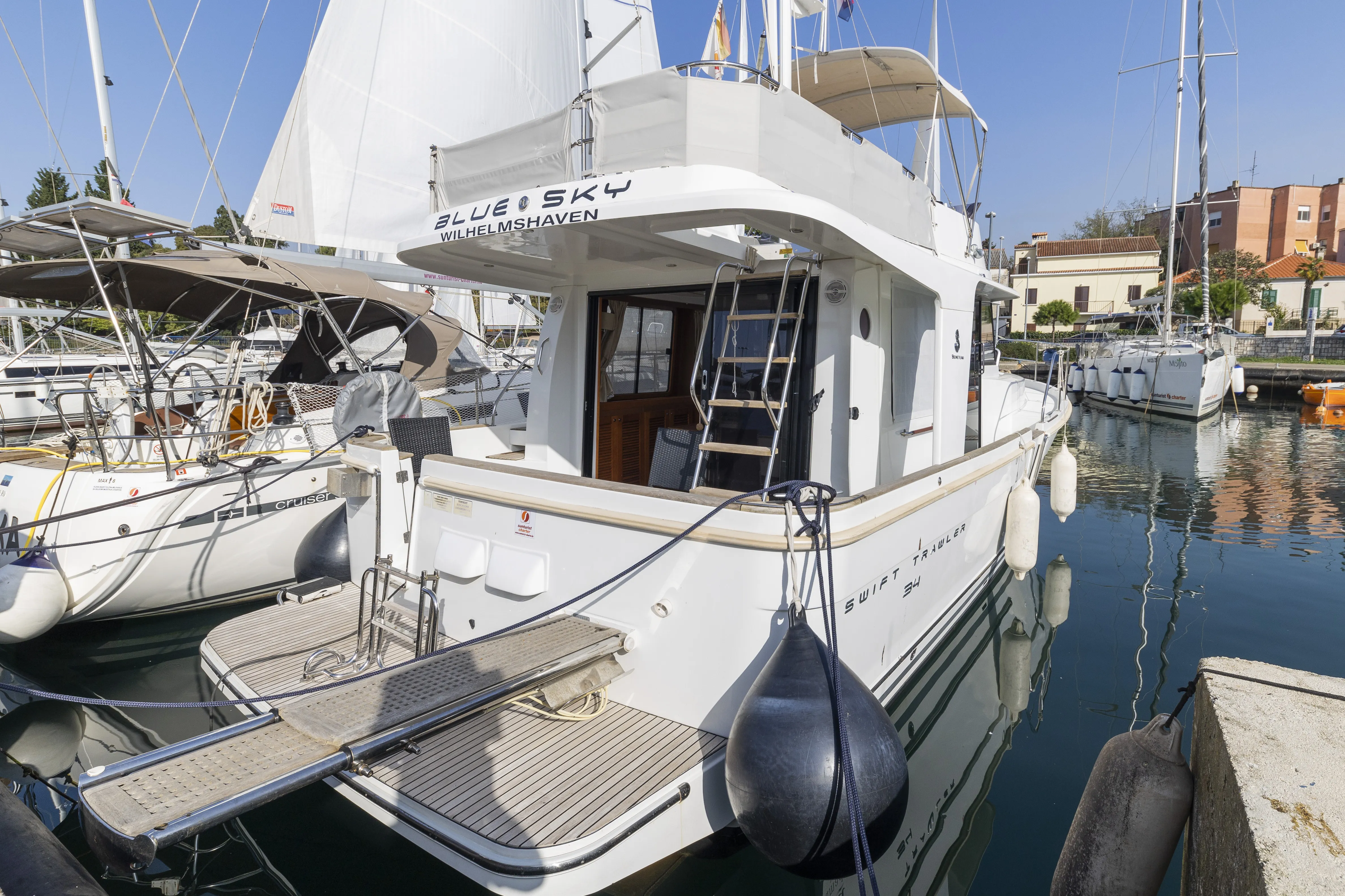 Swift Trawler 34 Fly Blue Sky — фотография яхты 16