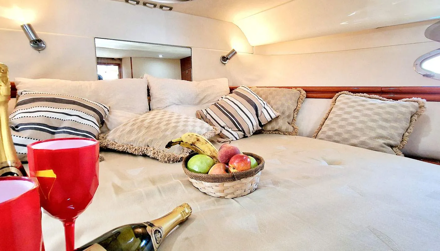 Fairlane Phantom 43 Fairline — yacht photo 16