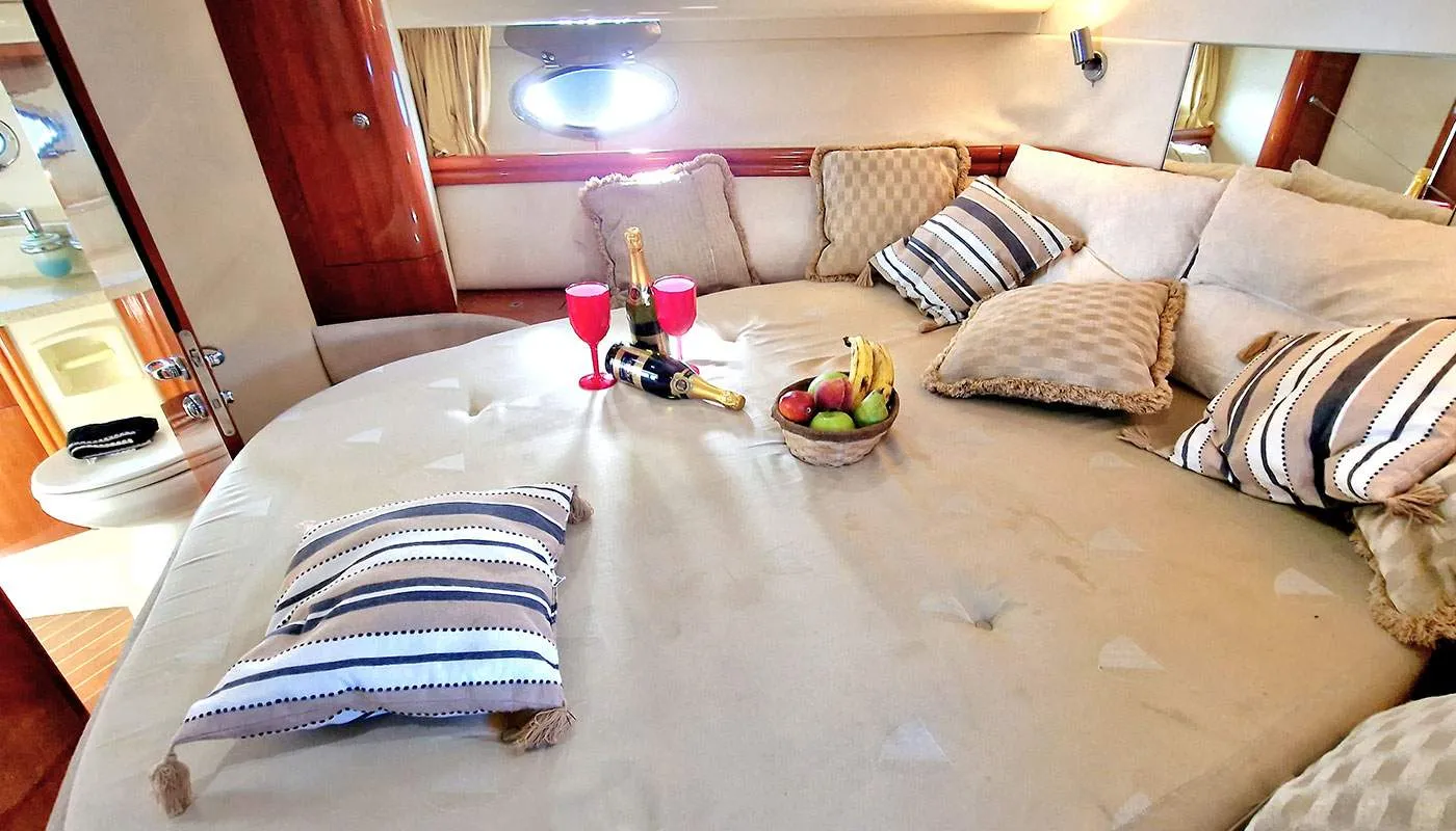 Fairlane Phantom 43 Fairline — yacht photo 3