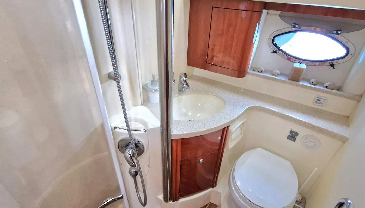 Fairlane Phantom 43 Fairline — yacht photo 17