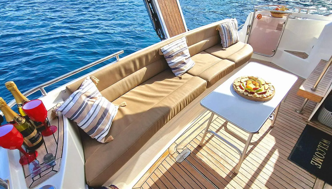 Fairlane Phantom 43 Fairline — yacht photo 15