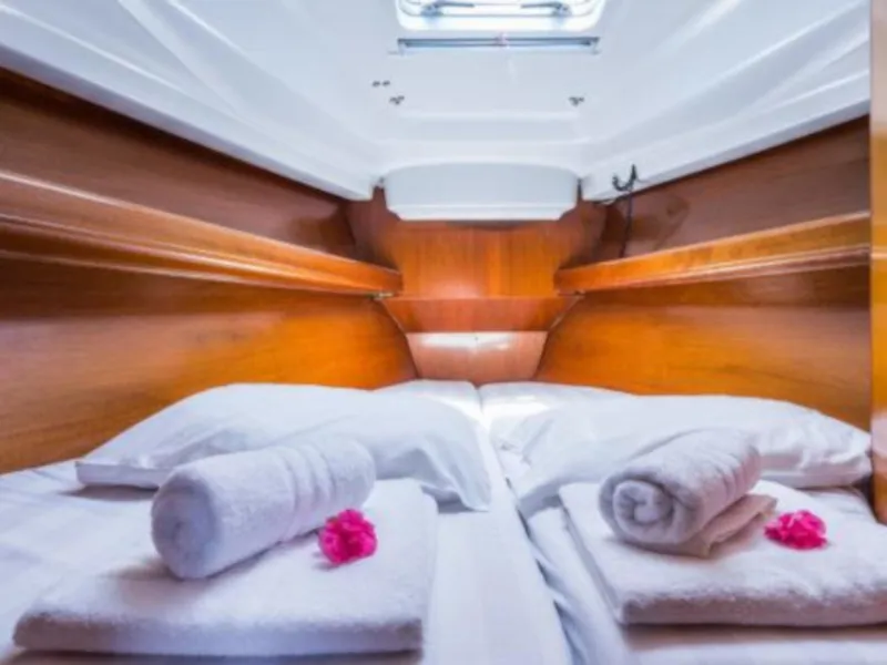 Oceanis 411 Simonetta (Bow Thruster, electric heads, Solar Panel) — foto del yate n.º 2