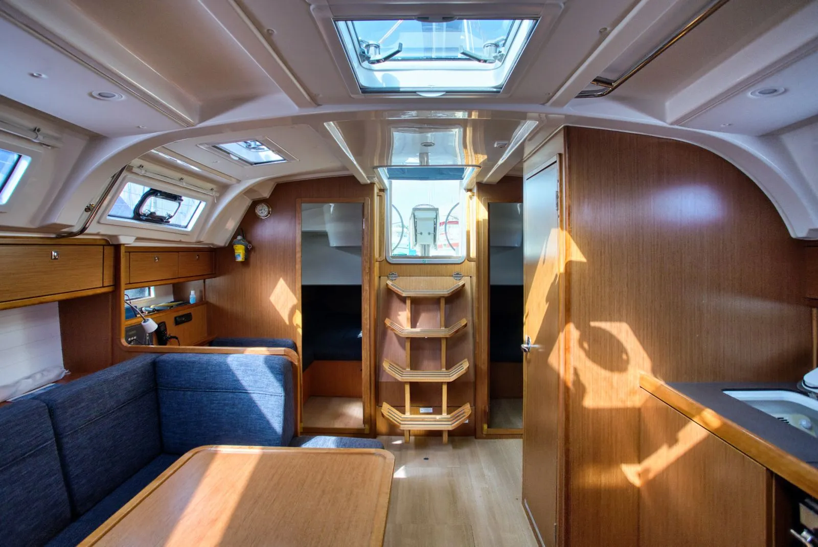 Bavaria Cruiser 41 — фотография яхты 30