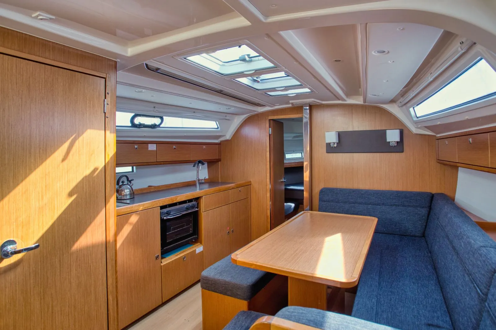Bavaria Cruiser 41 — фотография яхты 27