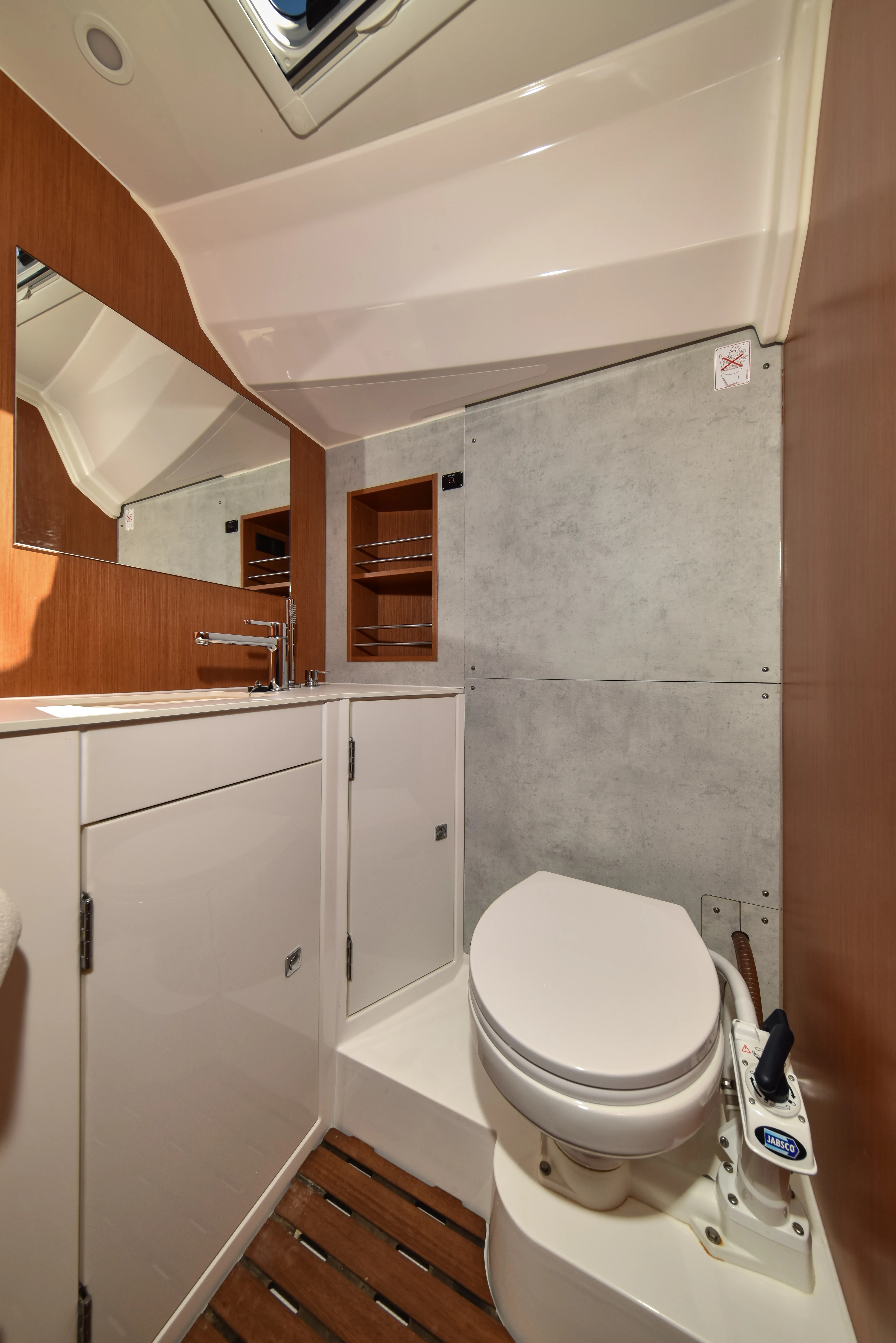 Bavaria C42 Bella — фотография яхты 41