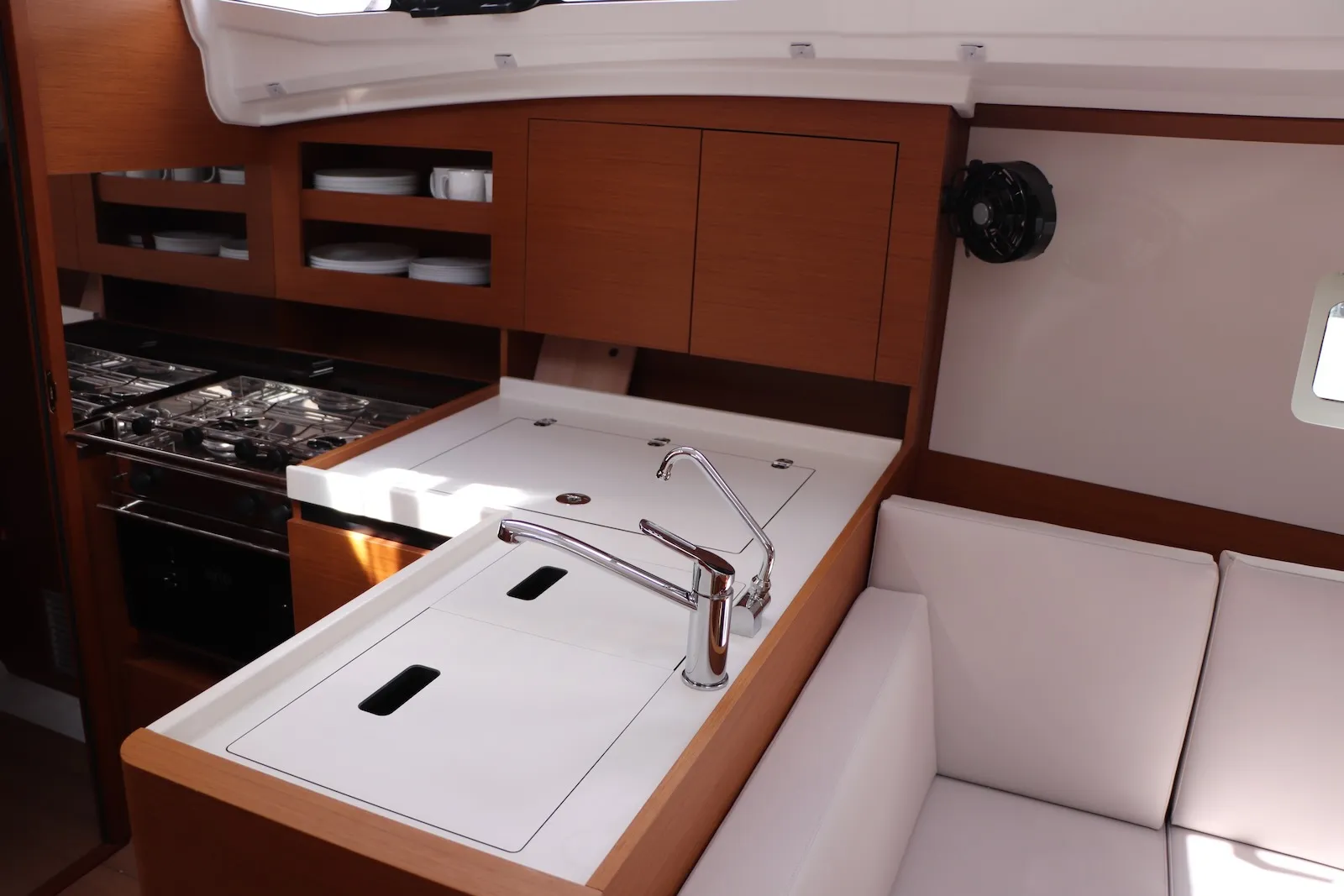 Sun Odyssey 380 Bura Kiss — jahtikuva 2