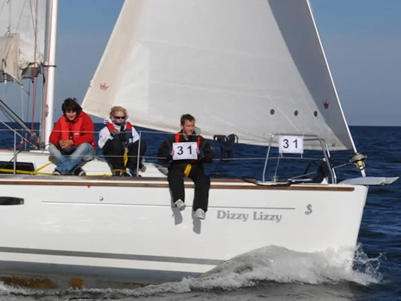 Oceanis 34 Dizzy Lizzy — jahtikuva 3