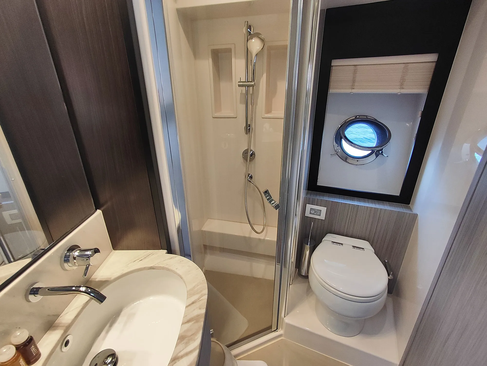 Azimut 55 BE HAPPY — yacht photo 3
