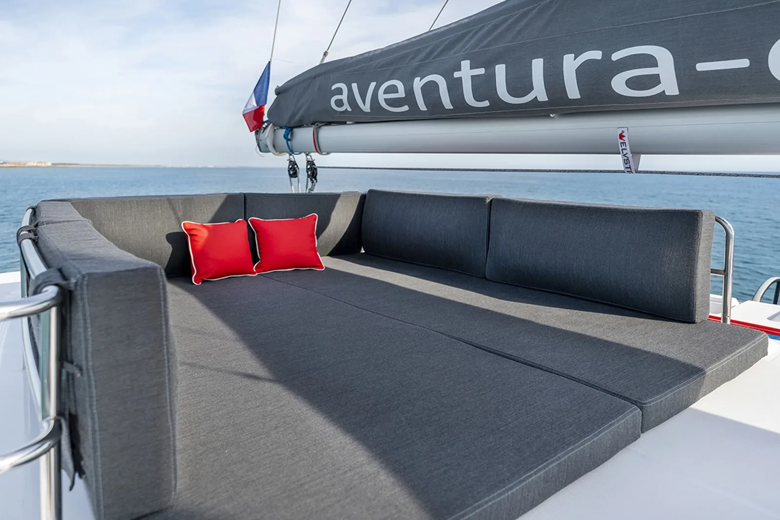 Aventura 37 HAKUNA — yacht photo 2