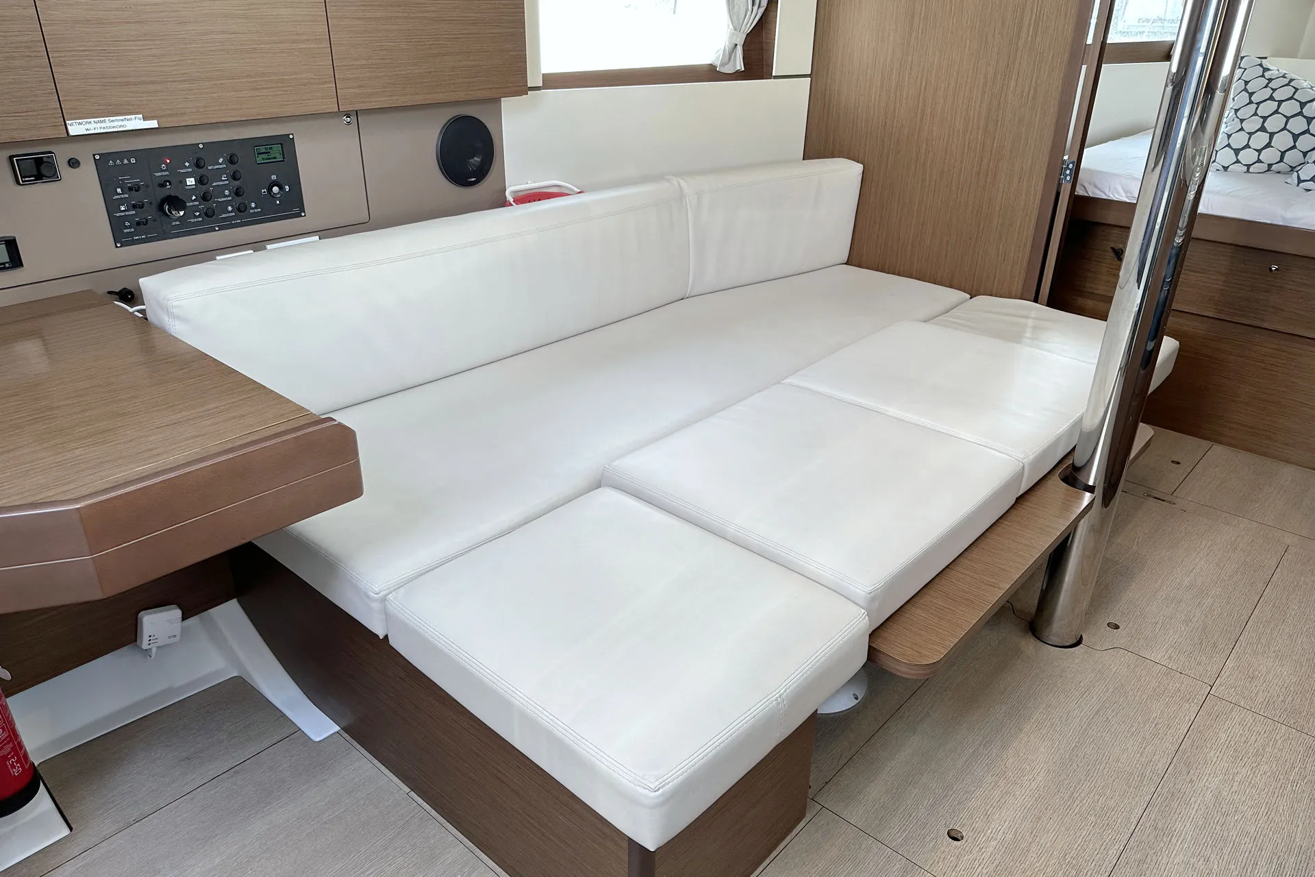 Oceanis 38.1 Flip — фотография яхты 15