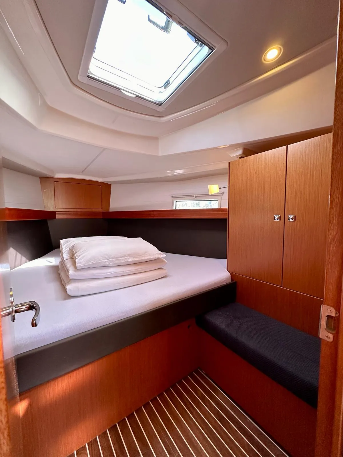 Bavaria Cruiser 37 Emerald — снимка на яхтата 2
