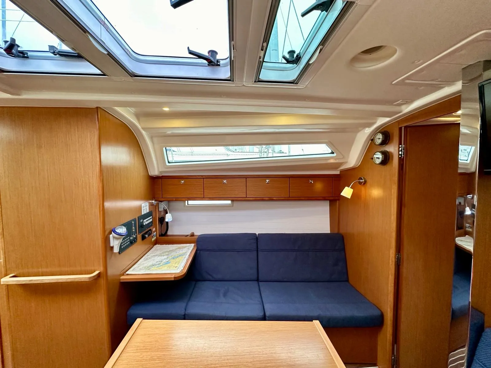Bavaria Cruiser 37 Maestral — снимка на яхтата 2