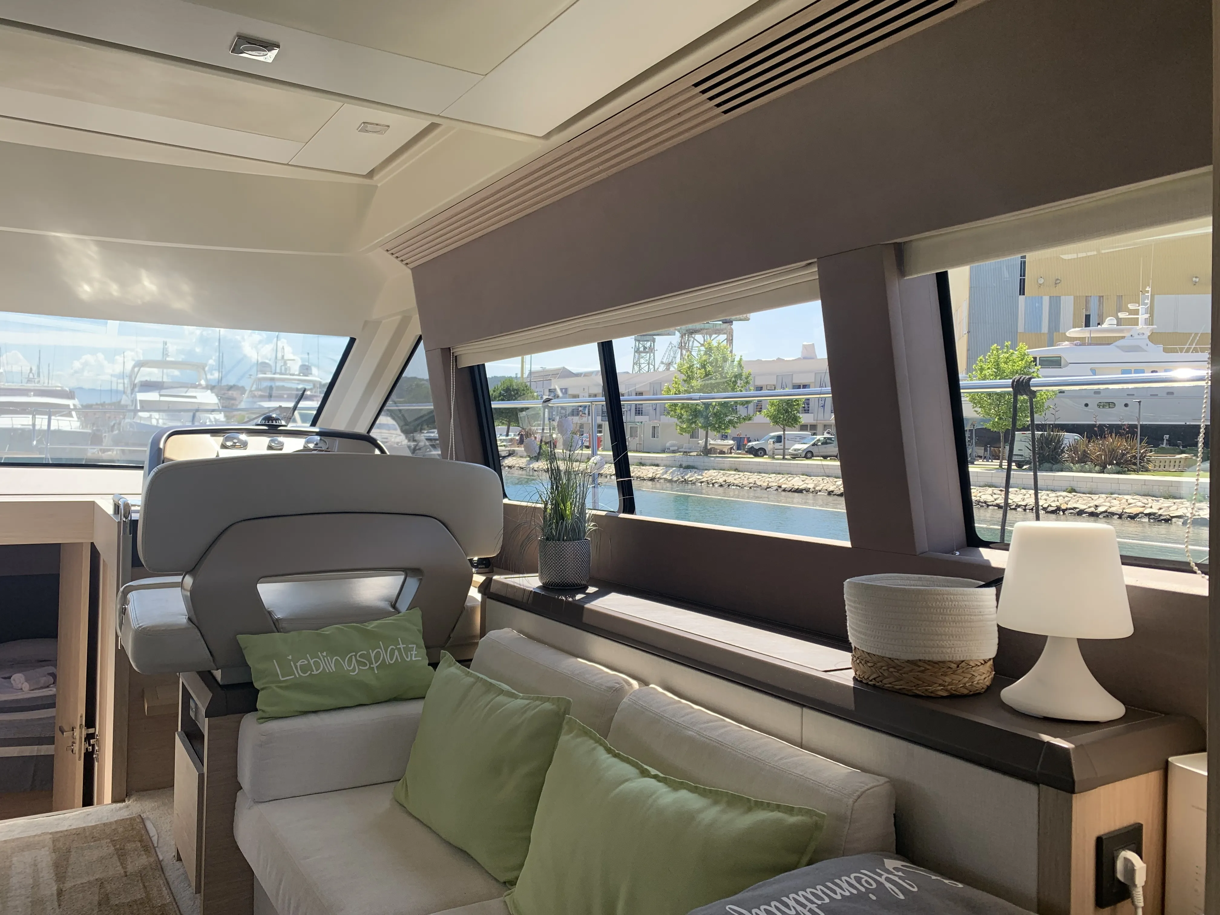 Monte Carlo 5 Sundowner — yacht photo 8