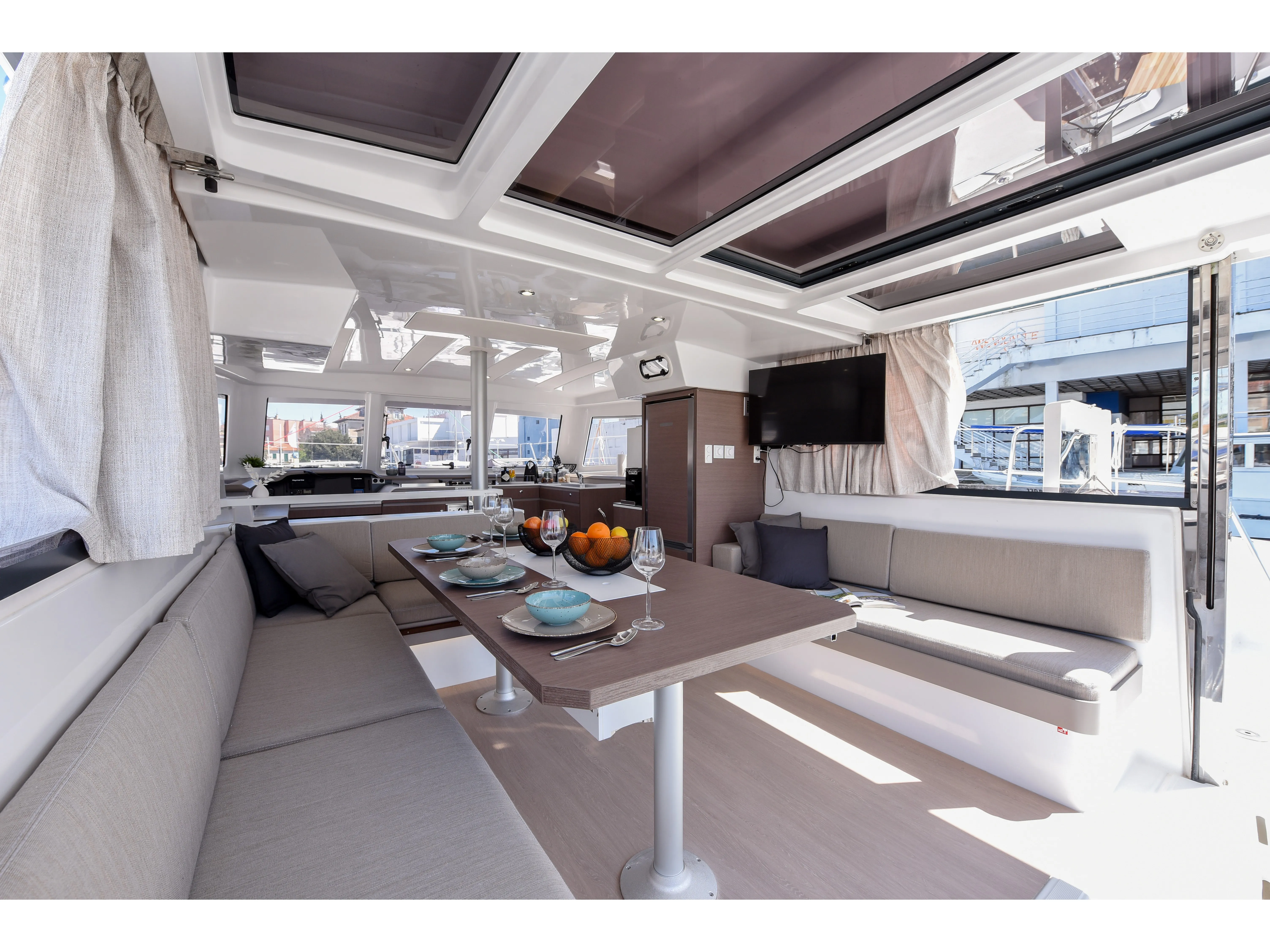 Bali Catspace FUX 4 Sail - AC + GENERATOR — фотография яхты 2