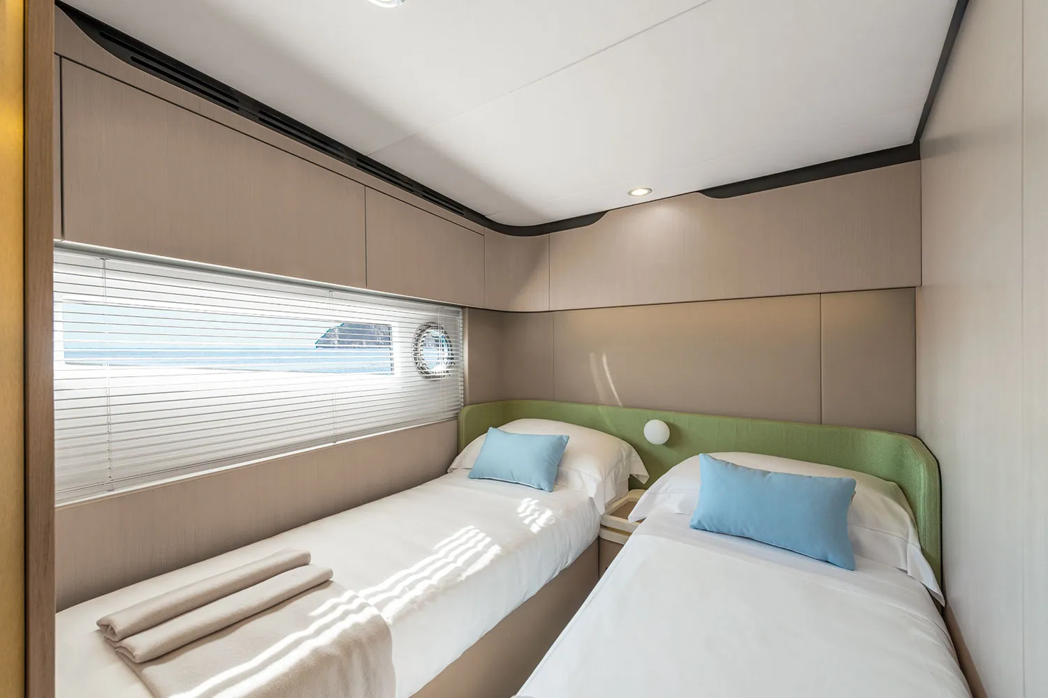 Azimut 60 ALUMINIA — yacht photo 22