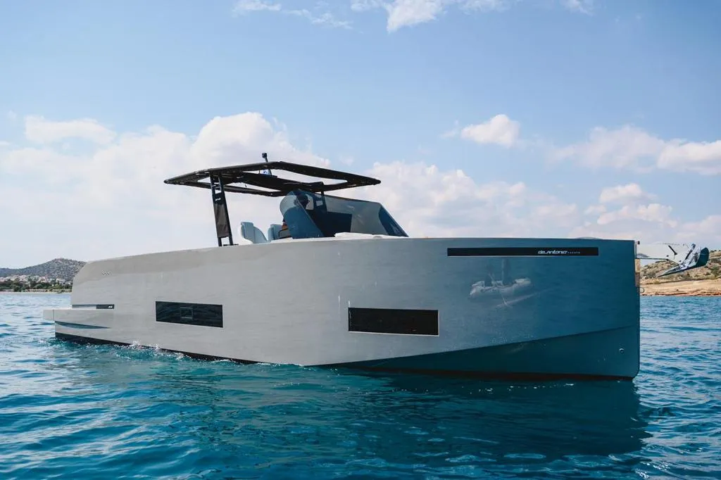 De Antonio D42 Infinity Blue — yacht photo 2