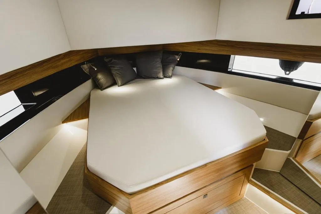 De Antonio D42 Infinity Blue — yacht photo 7