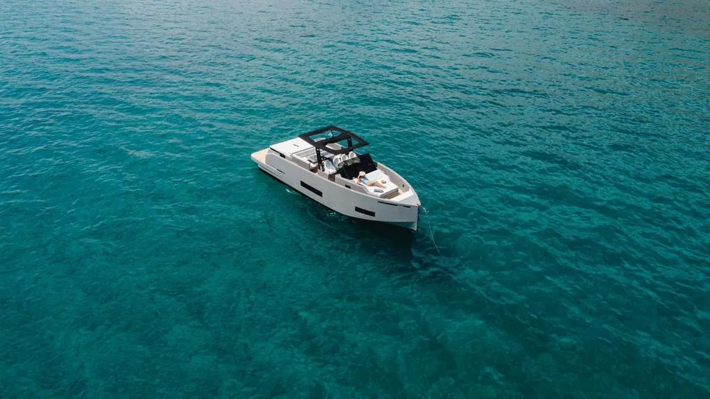De Antonio D42 Infinity Blue — yacht photo 3