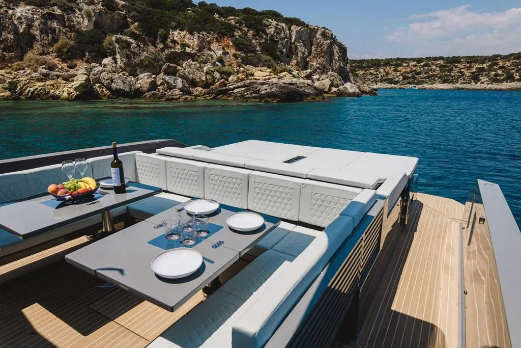 De Antonio D42 Infinity Blue — yacht photo 20