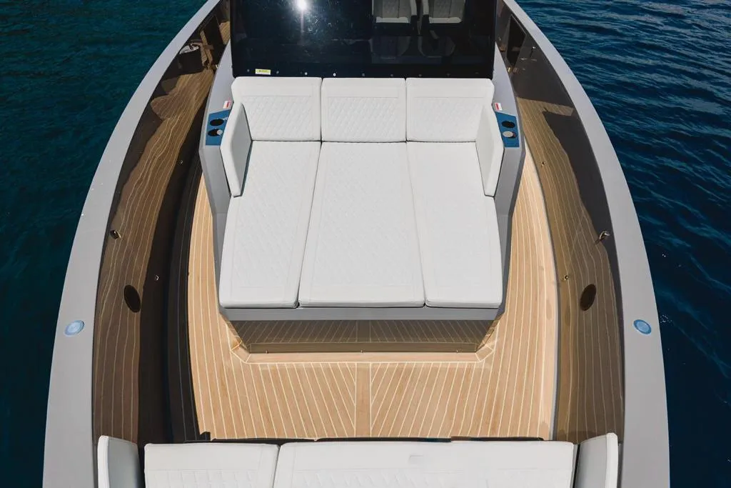De Antonio D42 Infinity Blue — yacht photo 5