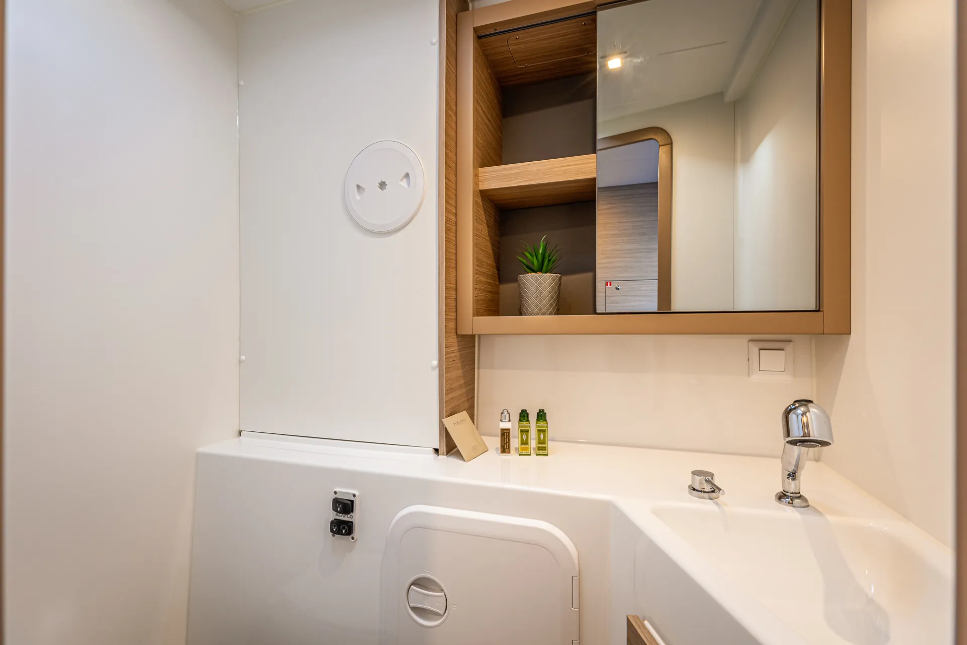 Lagoon 42 AURA — фотография яхты 16