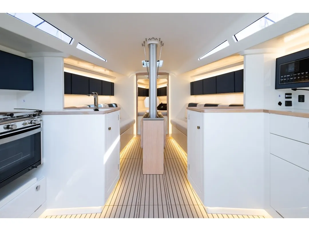 Italia Yachts 11.98 Susano'o — yacht photo 5