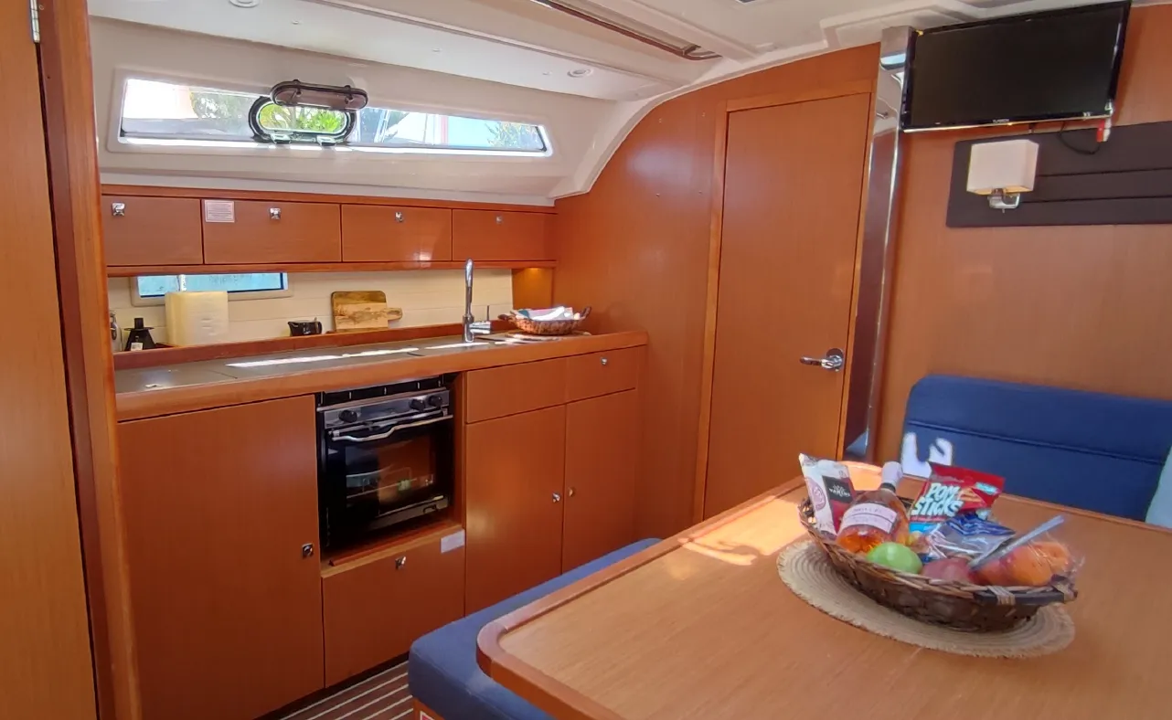 Bavaria 41 Cruiser SAKE — фотография яхты 4