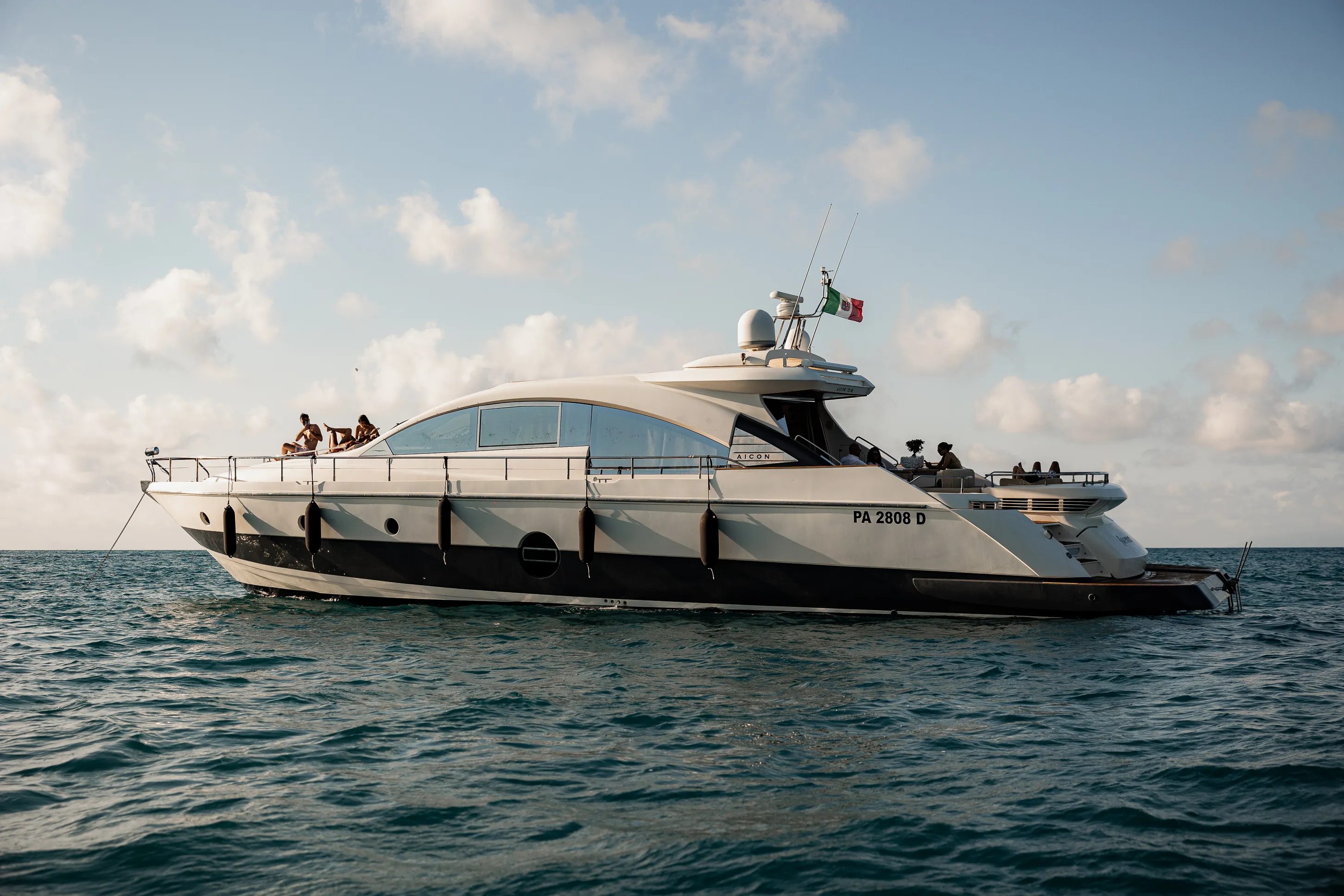Aicon 72 — yacht photo 8