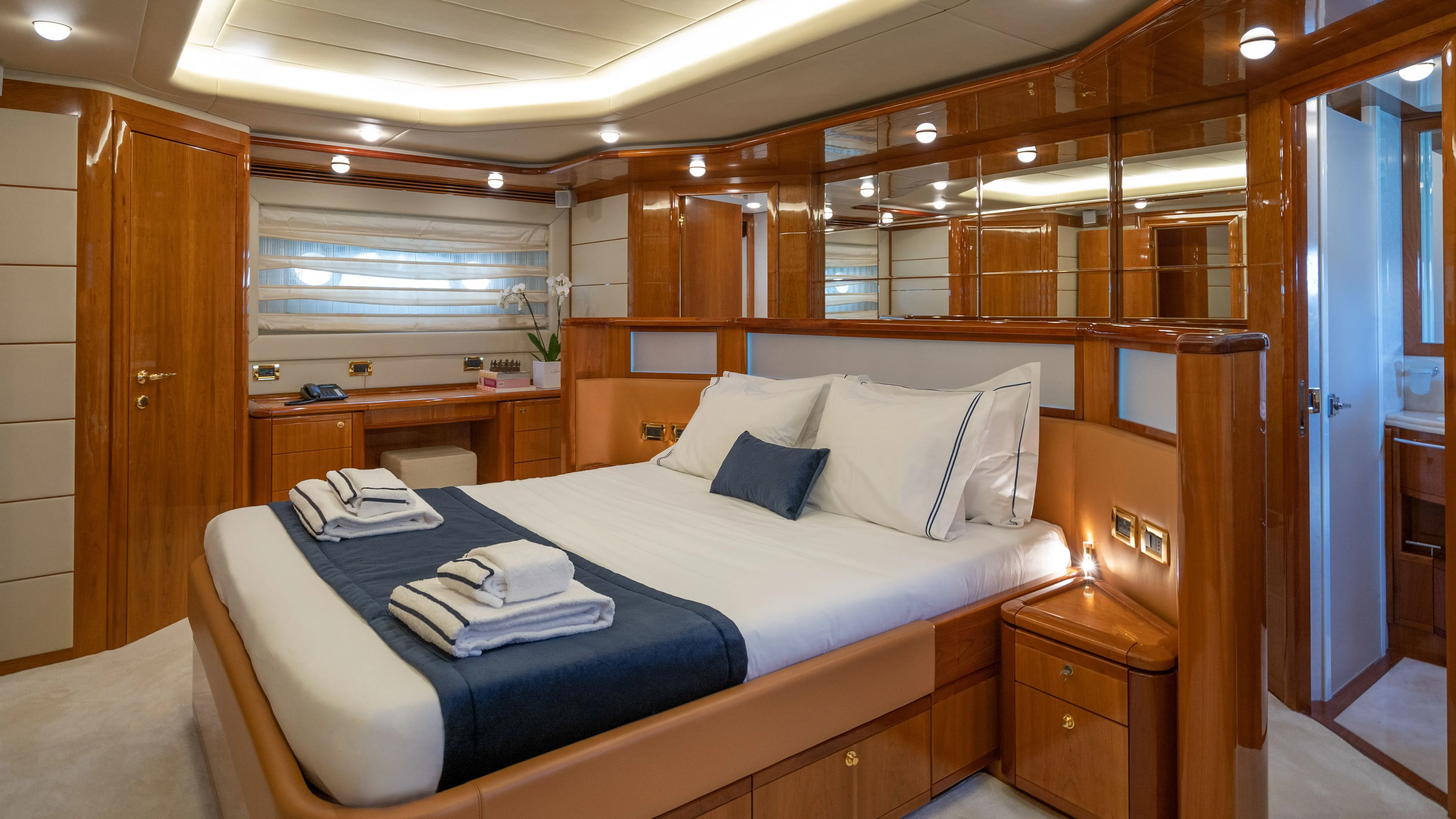 Ferretti 880 ESTIA YI — yacht photo 4
