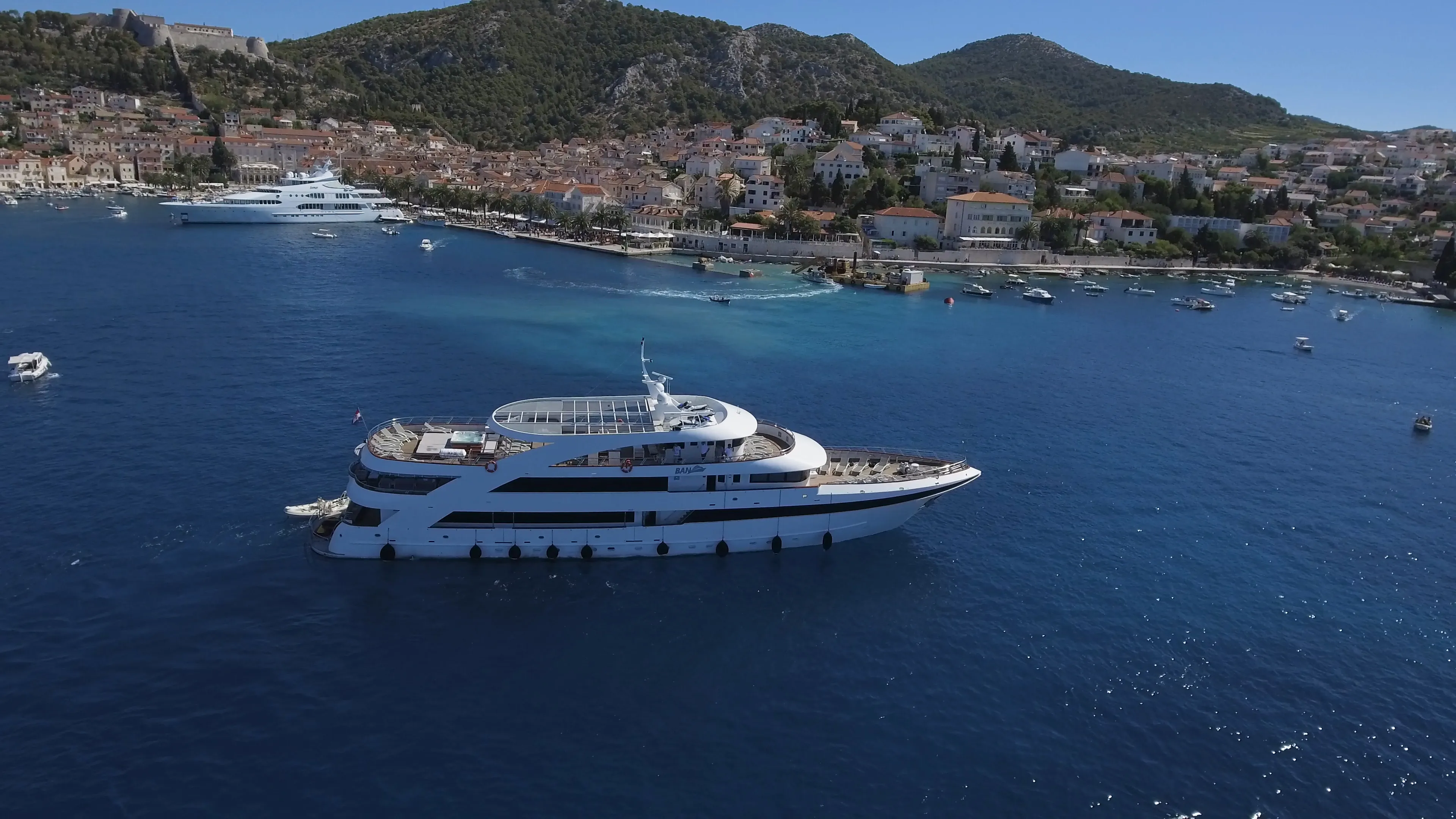 Luxury Motor Yacht Ban — yacht photo 29