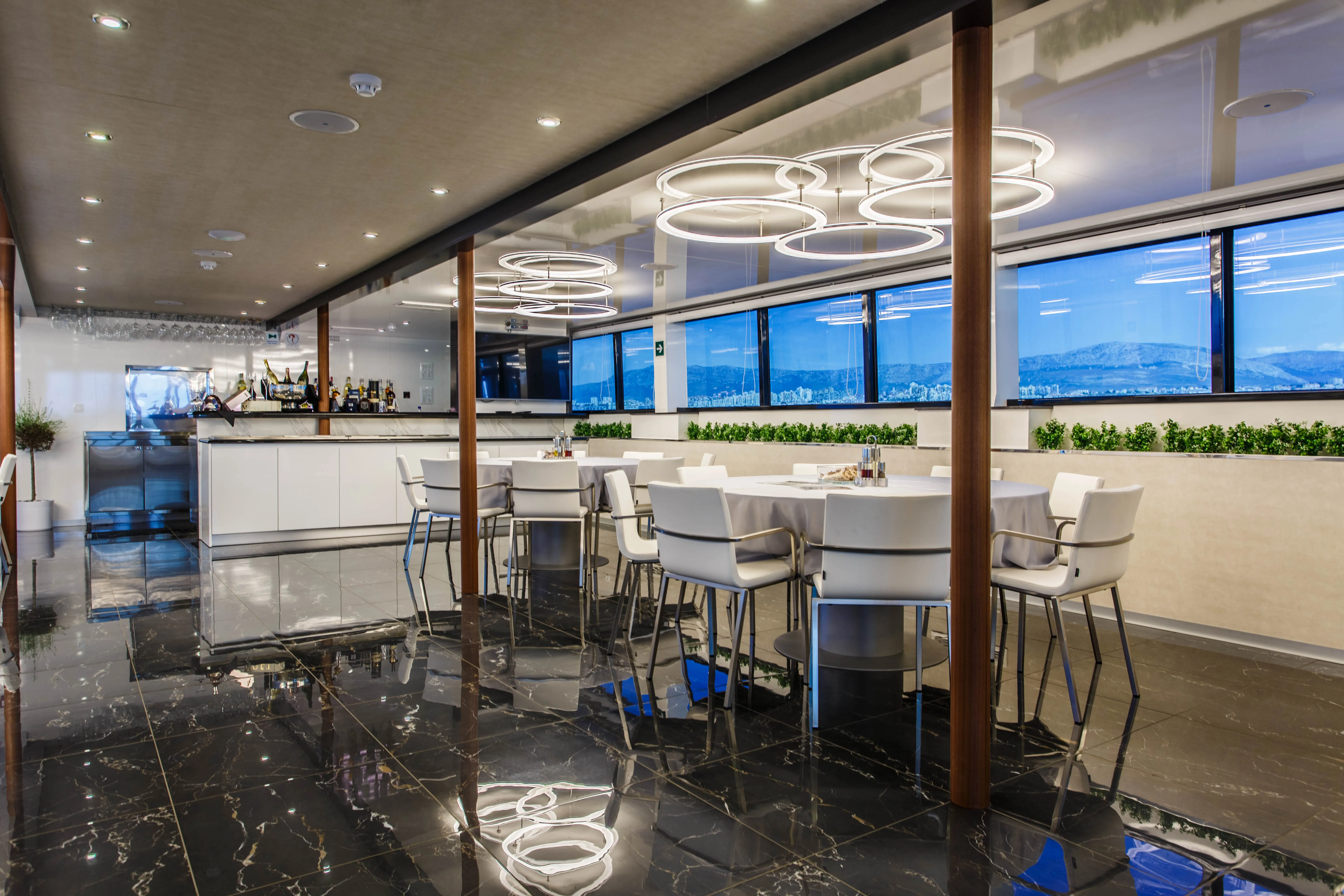 Luxury Motor Yacht Ban — yacht photo 12