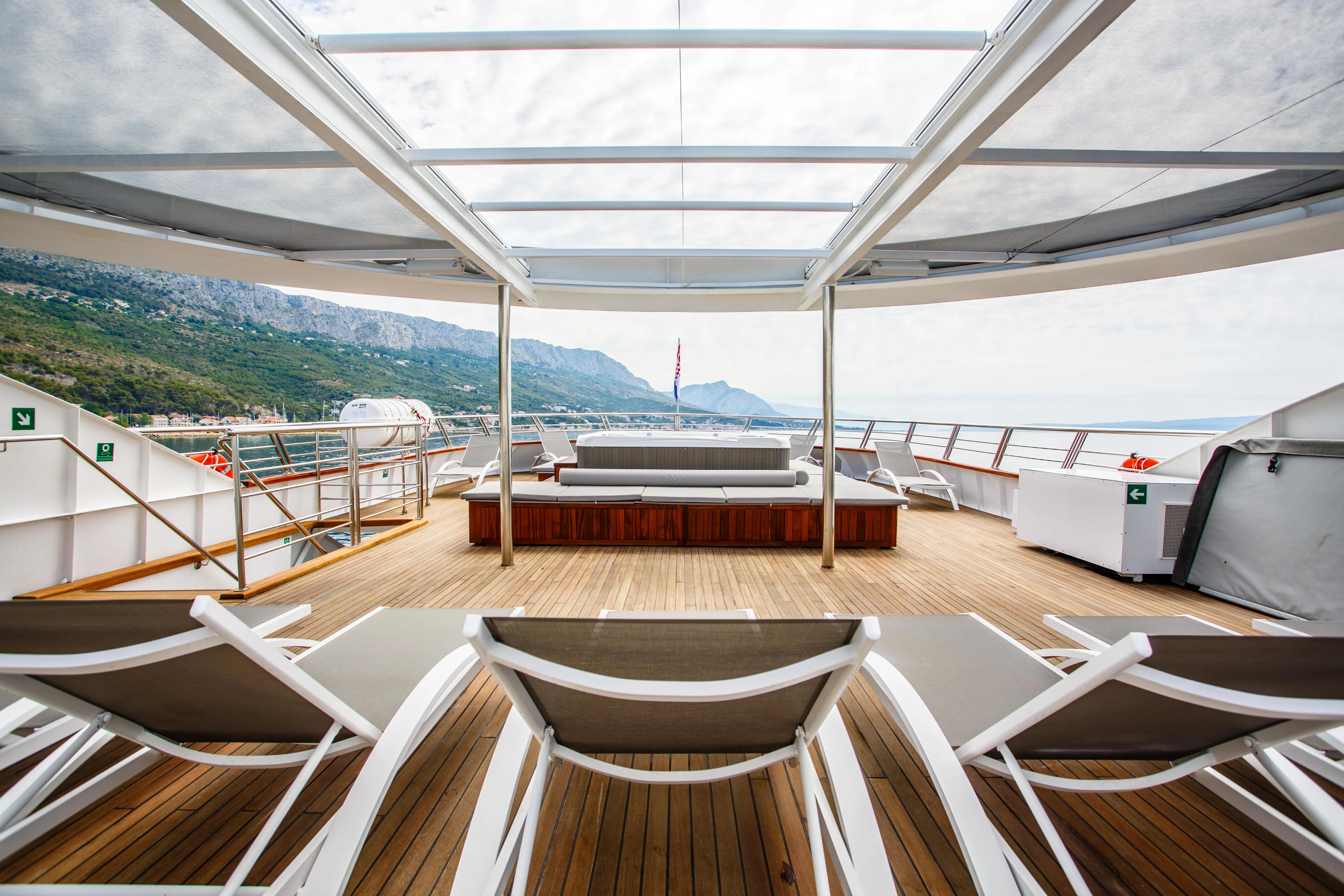 Luxury Motor Yacht Ban — yacht photo 16