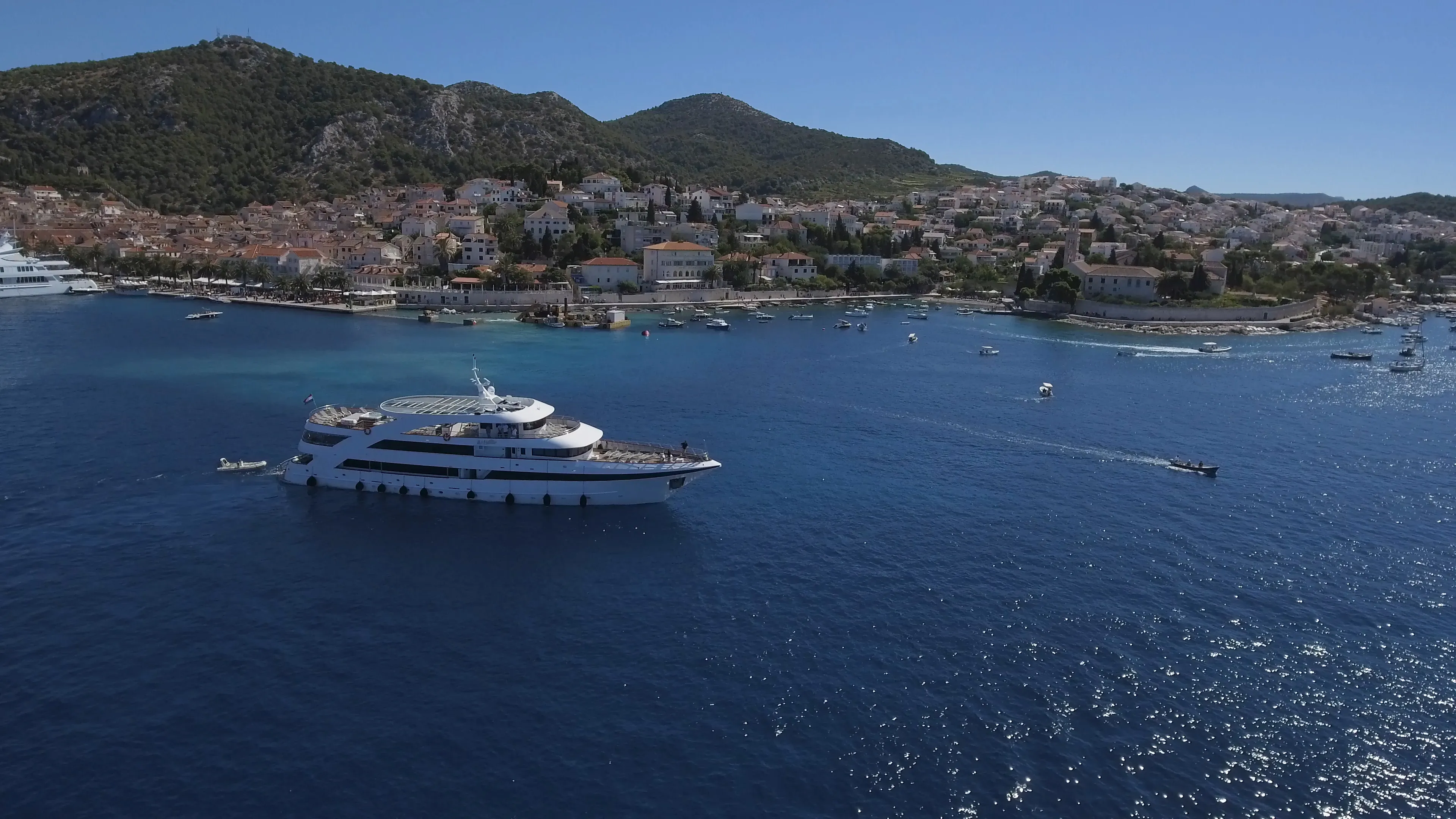 Luxury Motor Yacht Ban — yacht photo 44