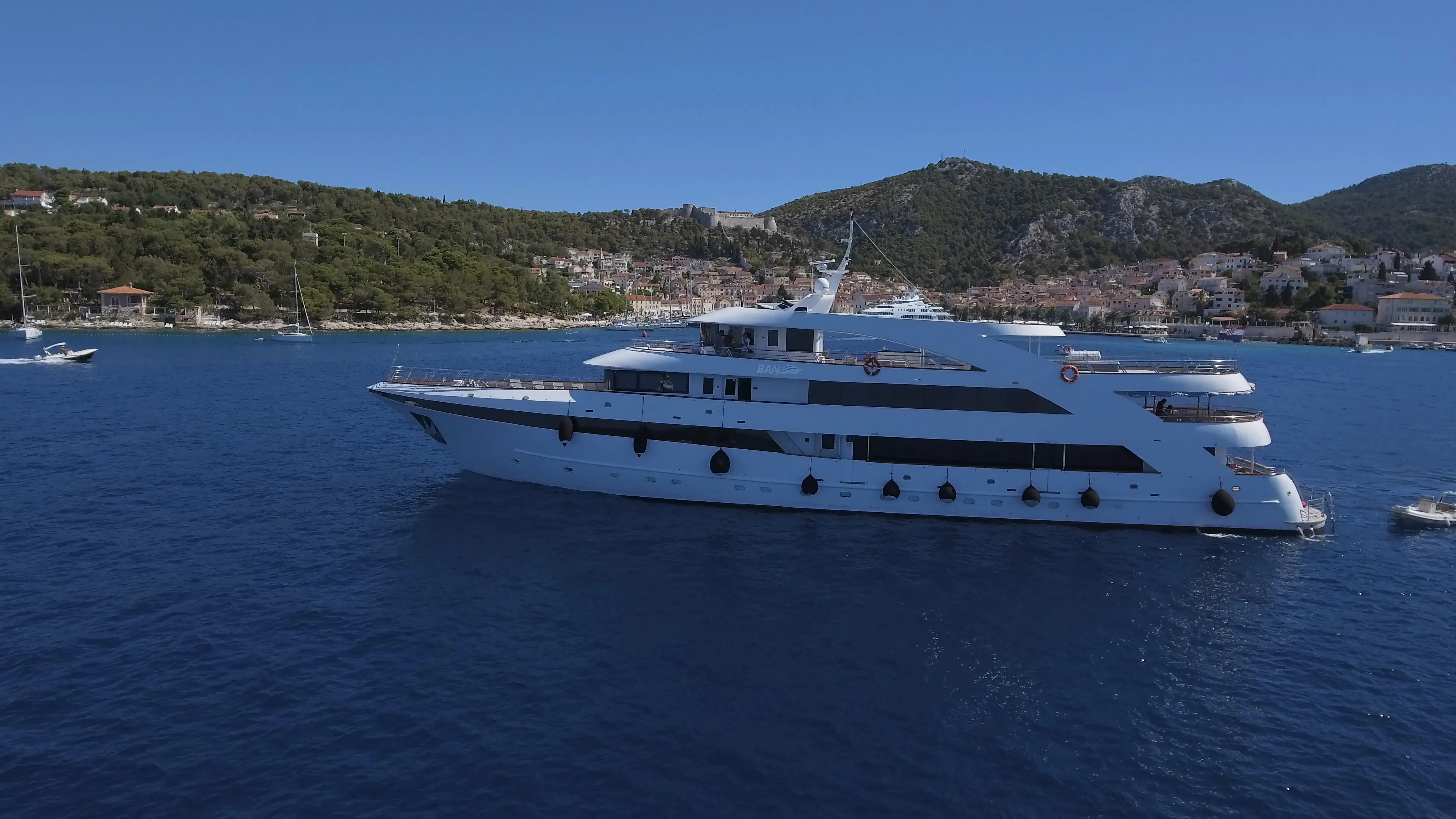 Luxury Motor Yacht Ban — yacht photo 3