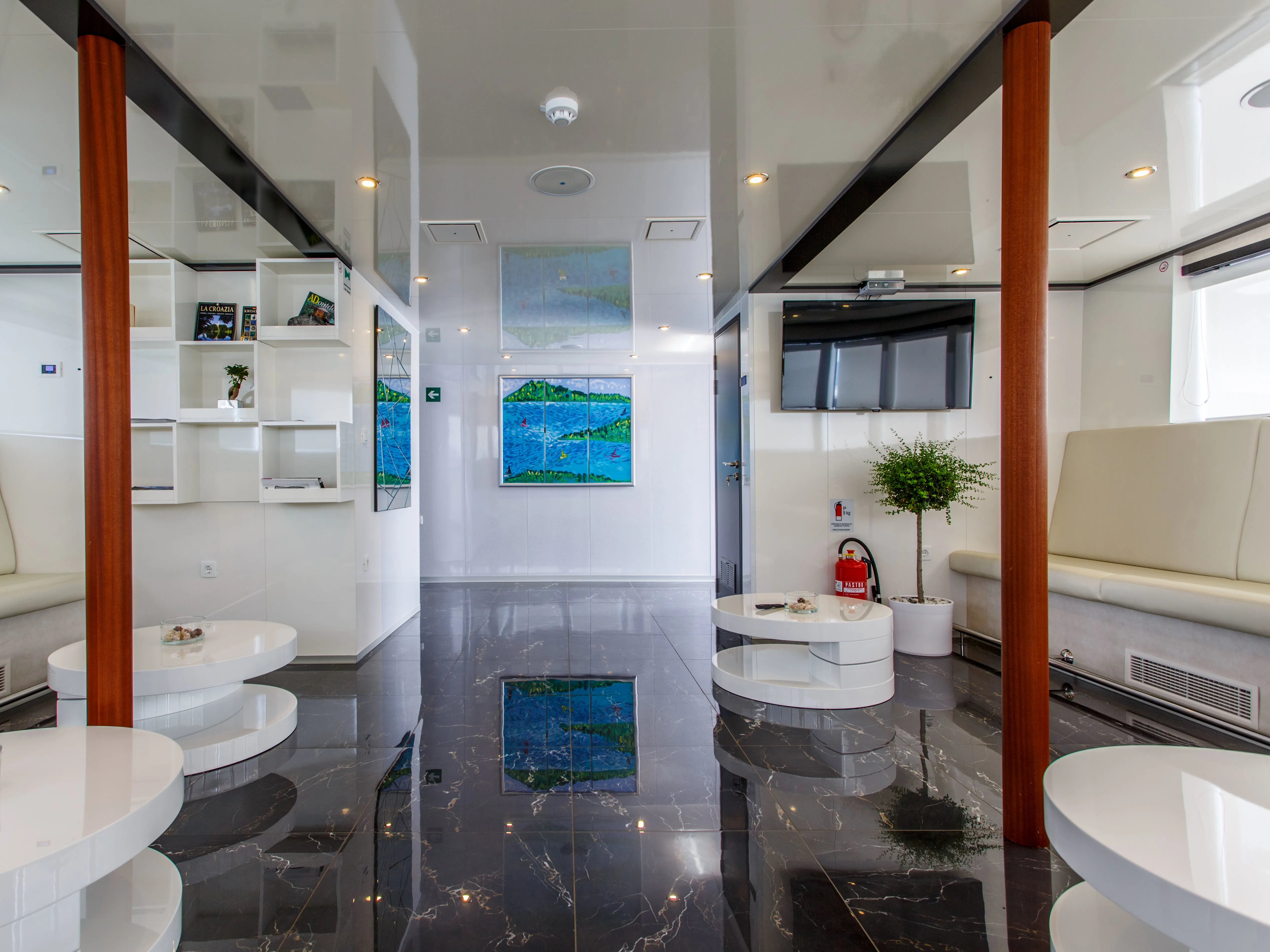 Luxury Motor Yacht Ban — yacht photo 33