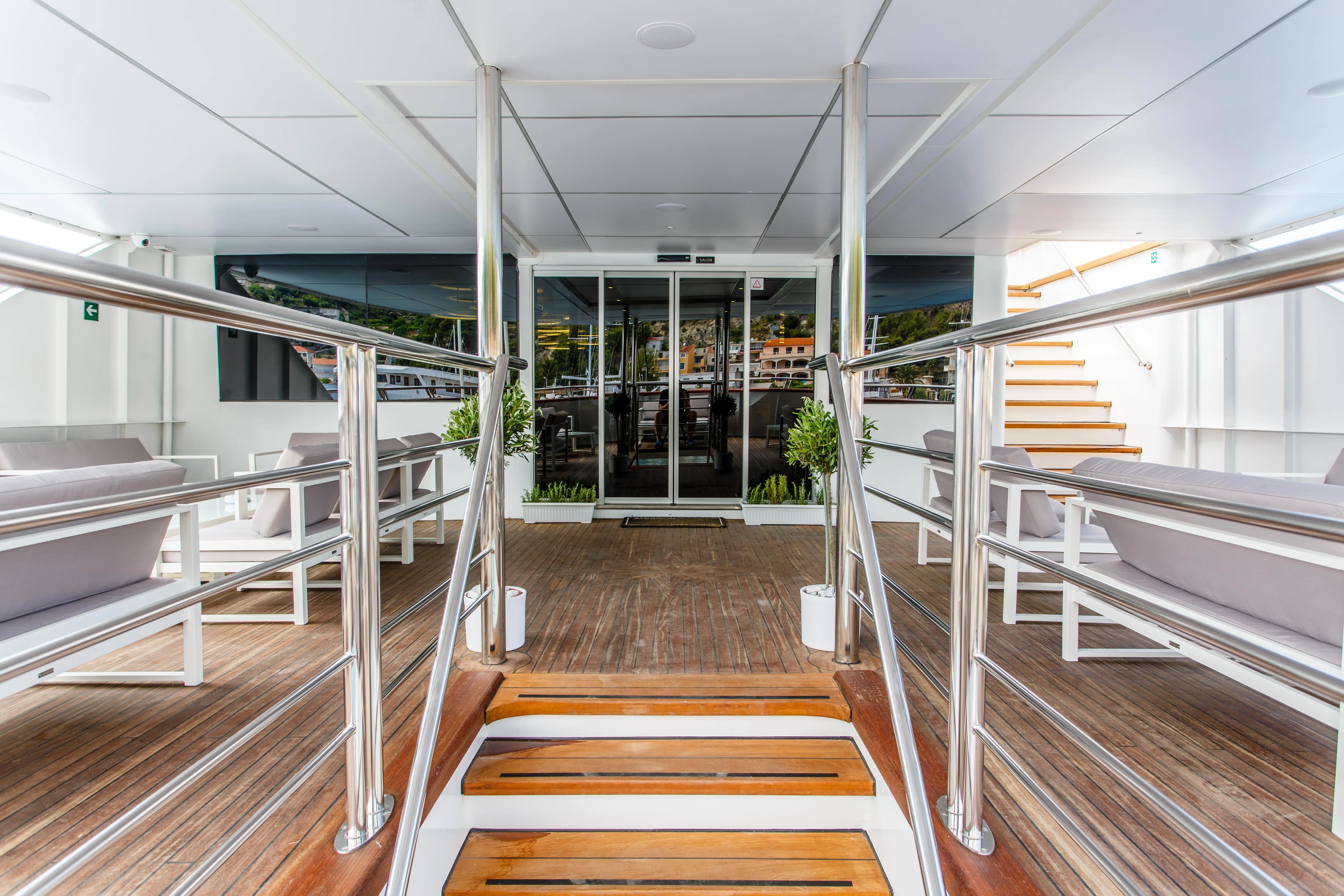 Luxury Motor Yacht Ban — yacht photo 13