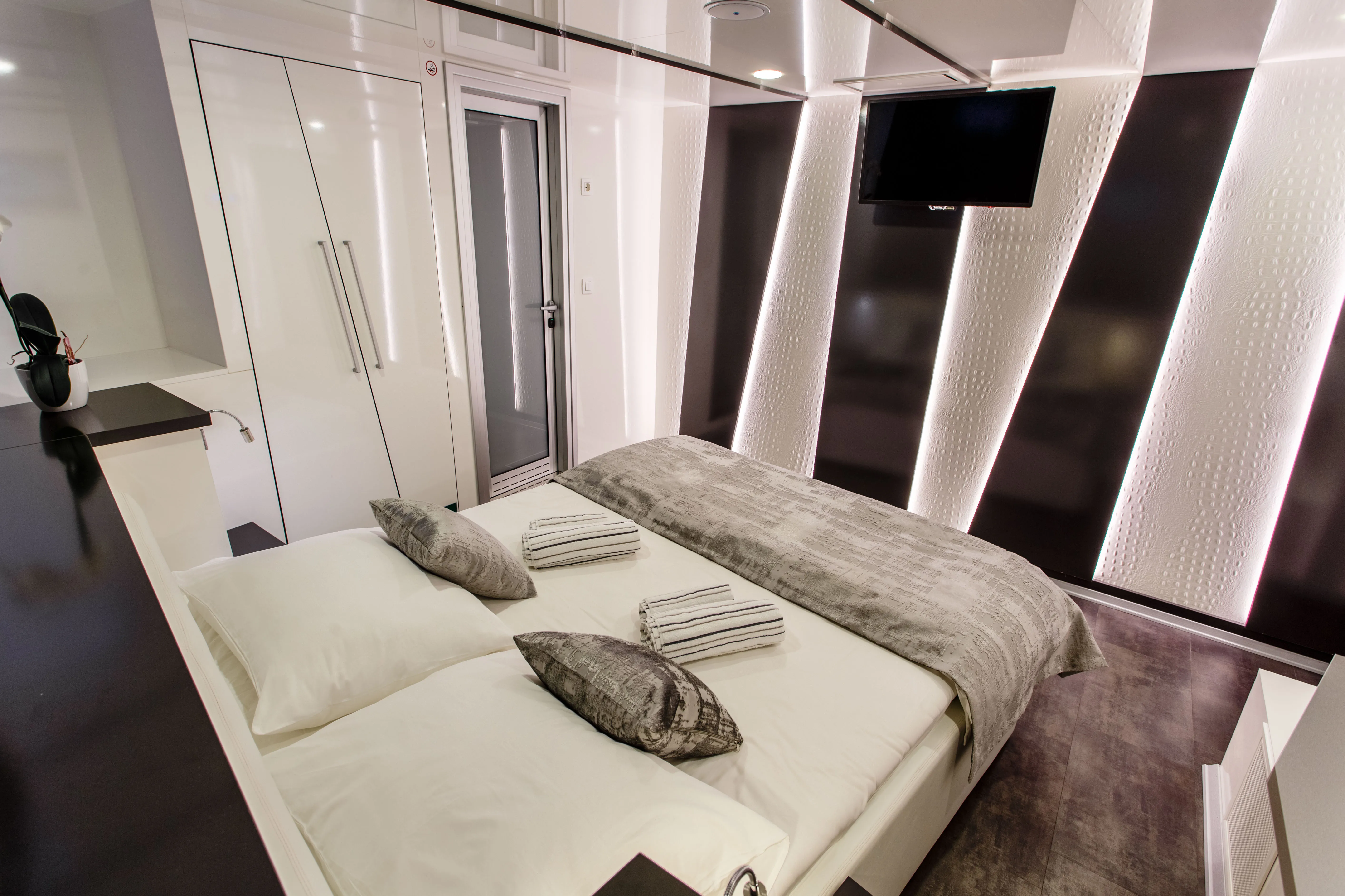 Luxury Motor Yacht Ban — yacht photo 17