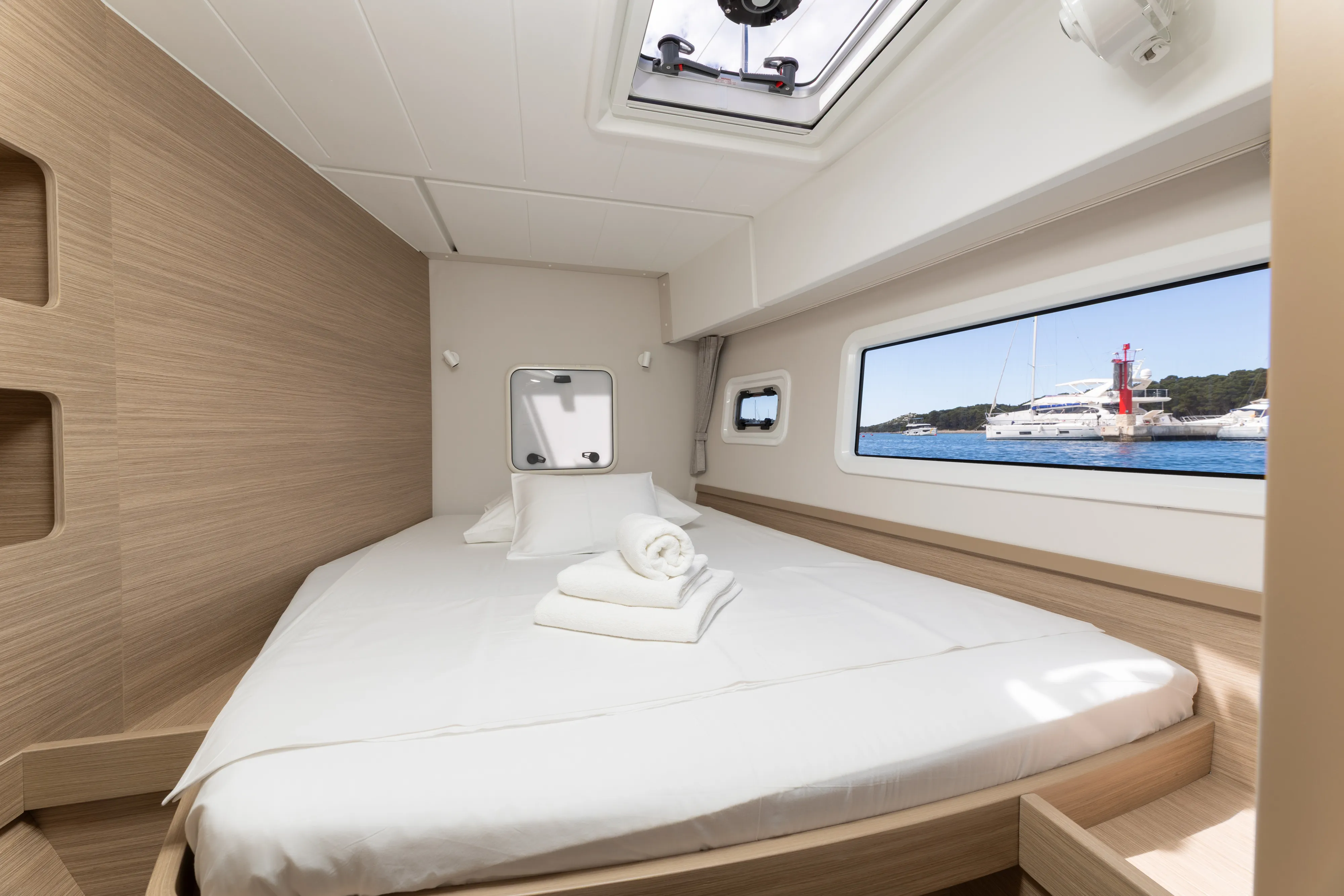 Lagoon 42 LADY AURORA — yacht photo 2