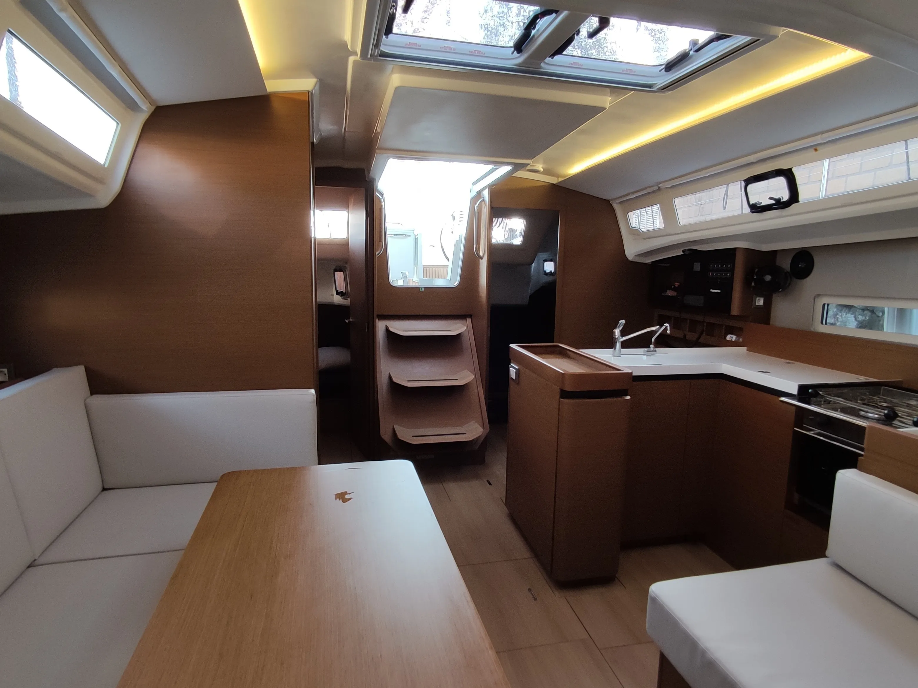 Sun Odyssey 410 Camilleri — фотография яхты 4