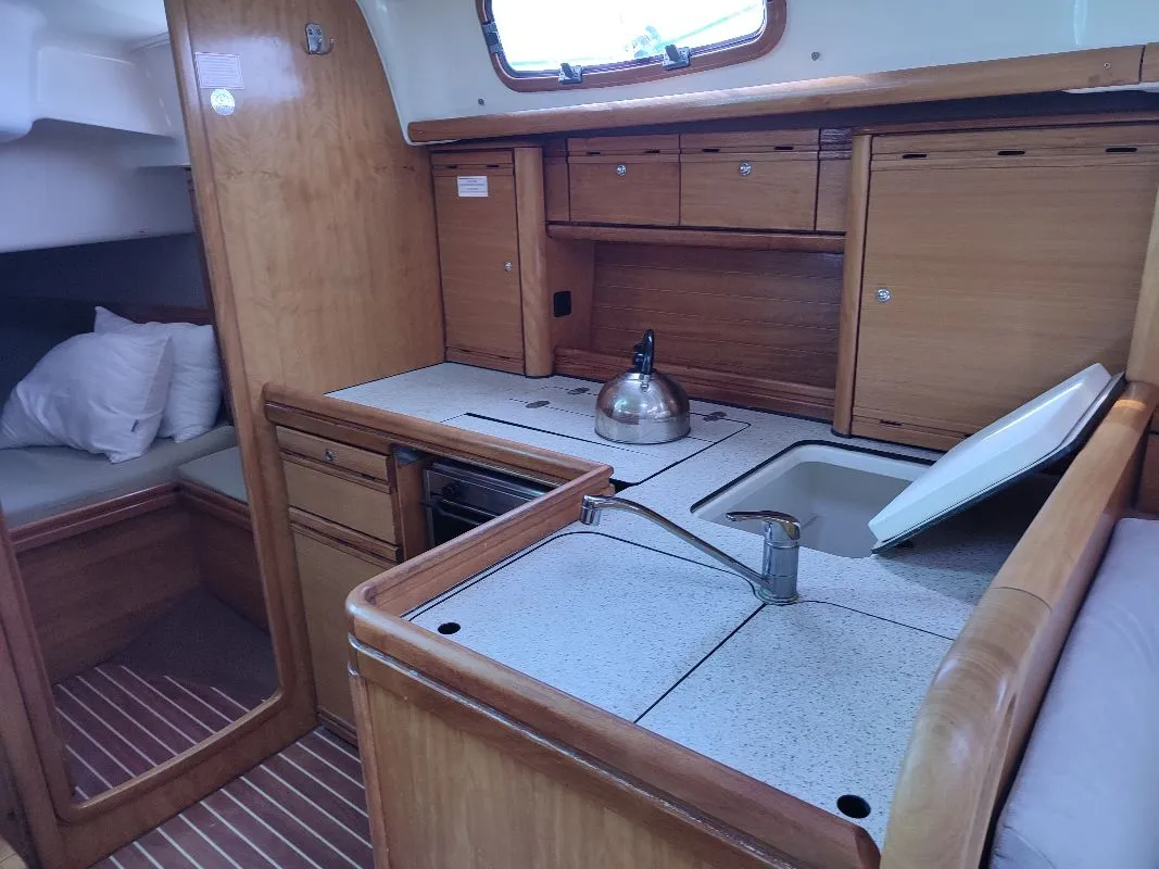 Bavaria 37 Cruiser Big Blue Horizon — фотография яхты 4