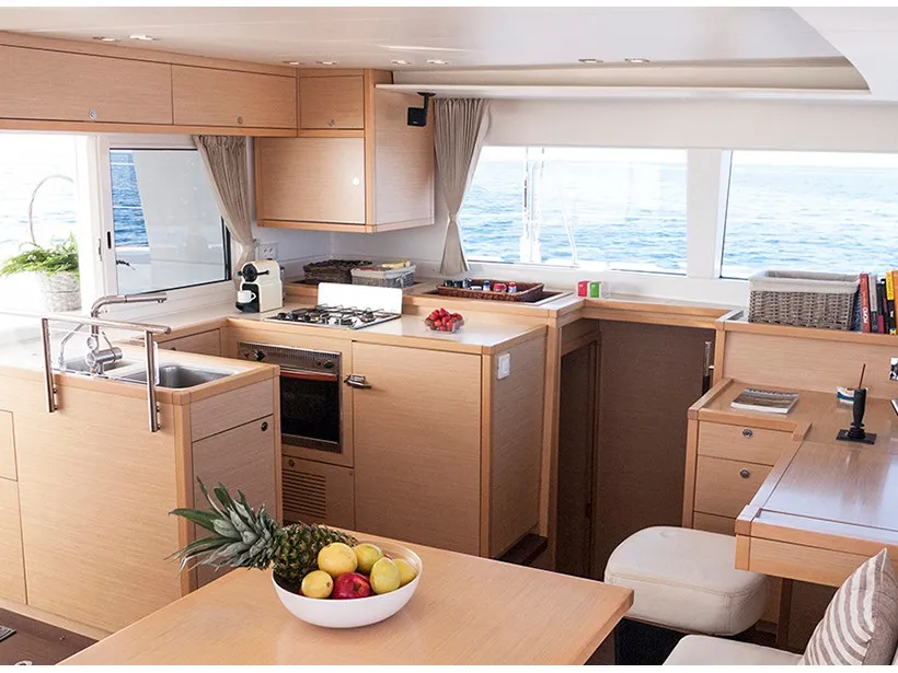 Lagoon 450 — yacht photo 2
