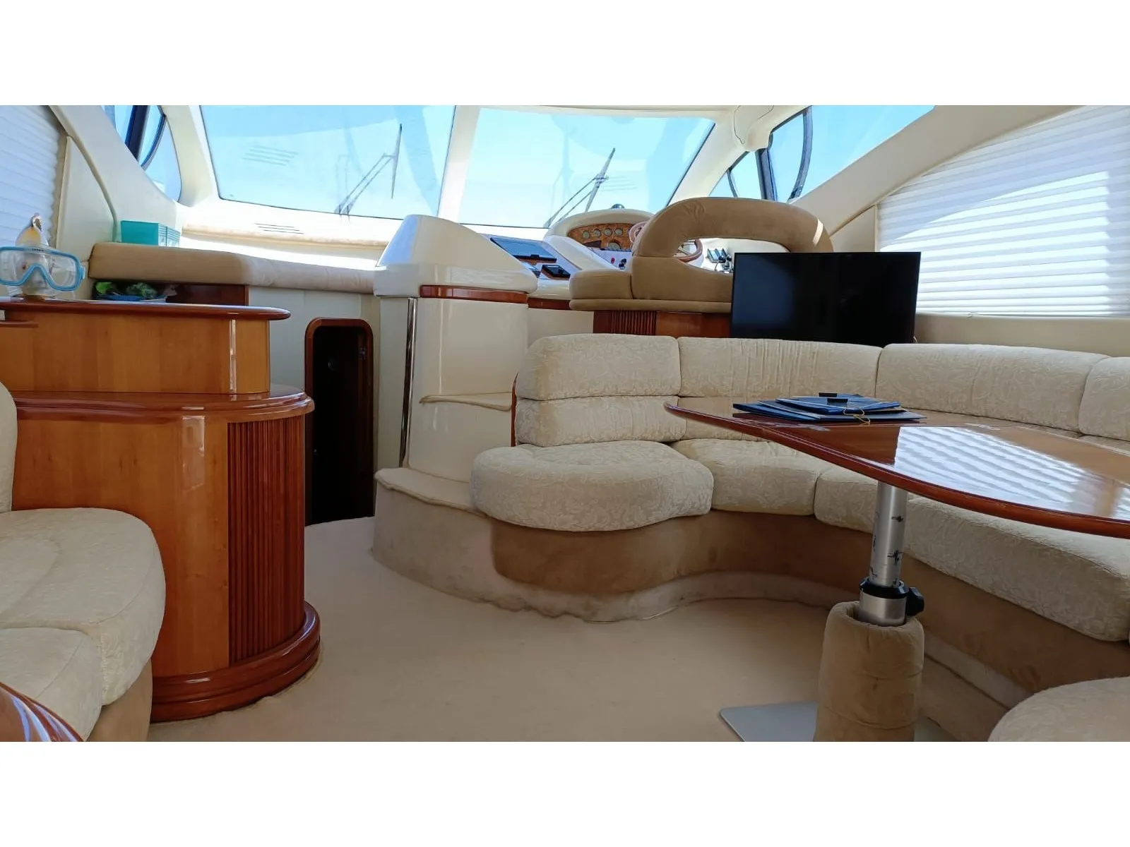 AZIMUT 46 (App) — jahtikuva 2