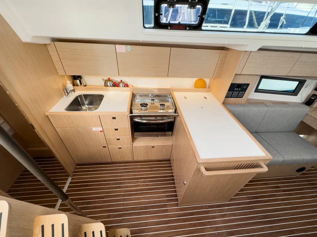Bavaria C38 ARINNA — fotografia jachty 28