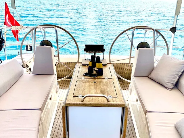 Bavaria Cruiser 40 Priceless — фотография яхты 4