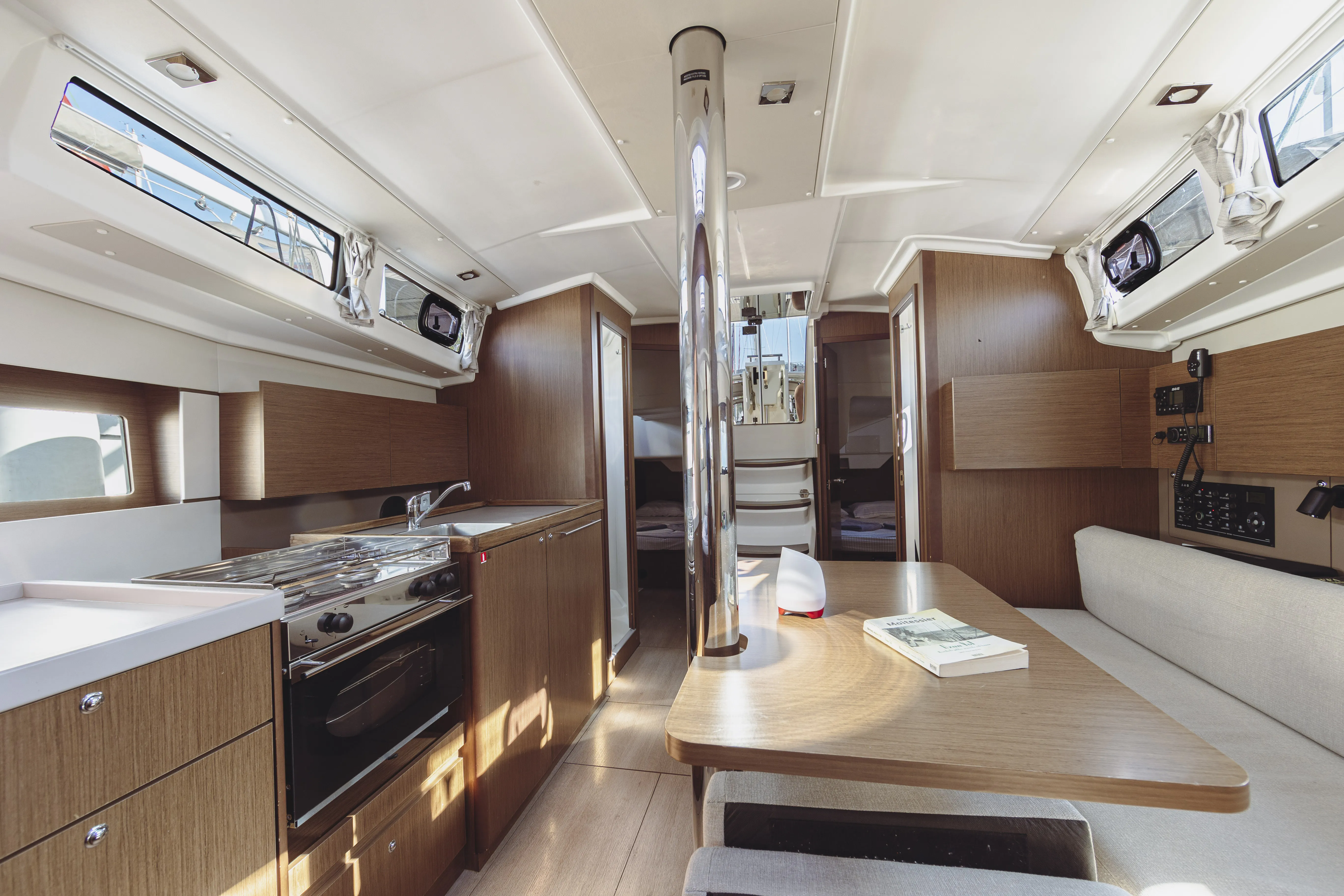 Oceanis 38.1 Neo — jahtikuva 2