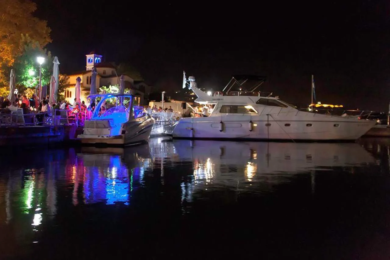 Motoryacht Ferretti 47 — jahtikuva 3