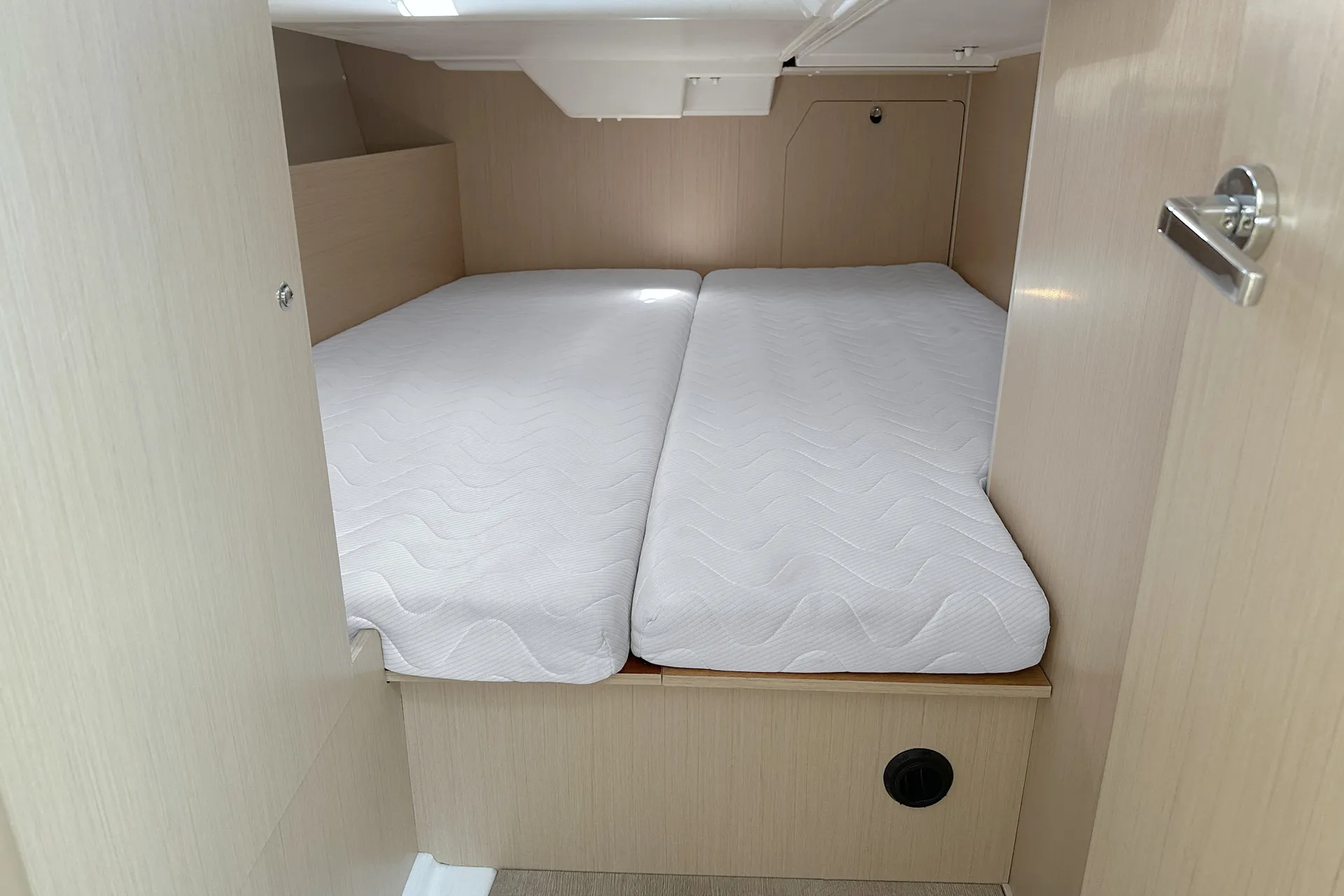 Oceanis 38.1 Tena — фотография яхты 17