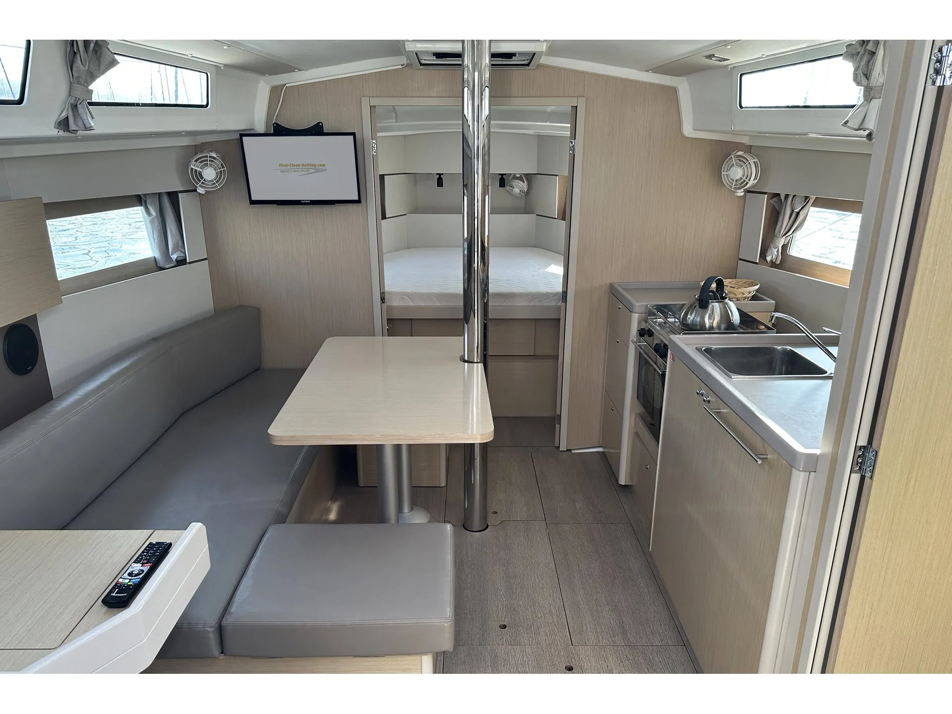 Oceanis 38.1 Tena — фотография яхты 16