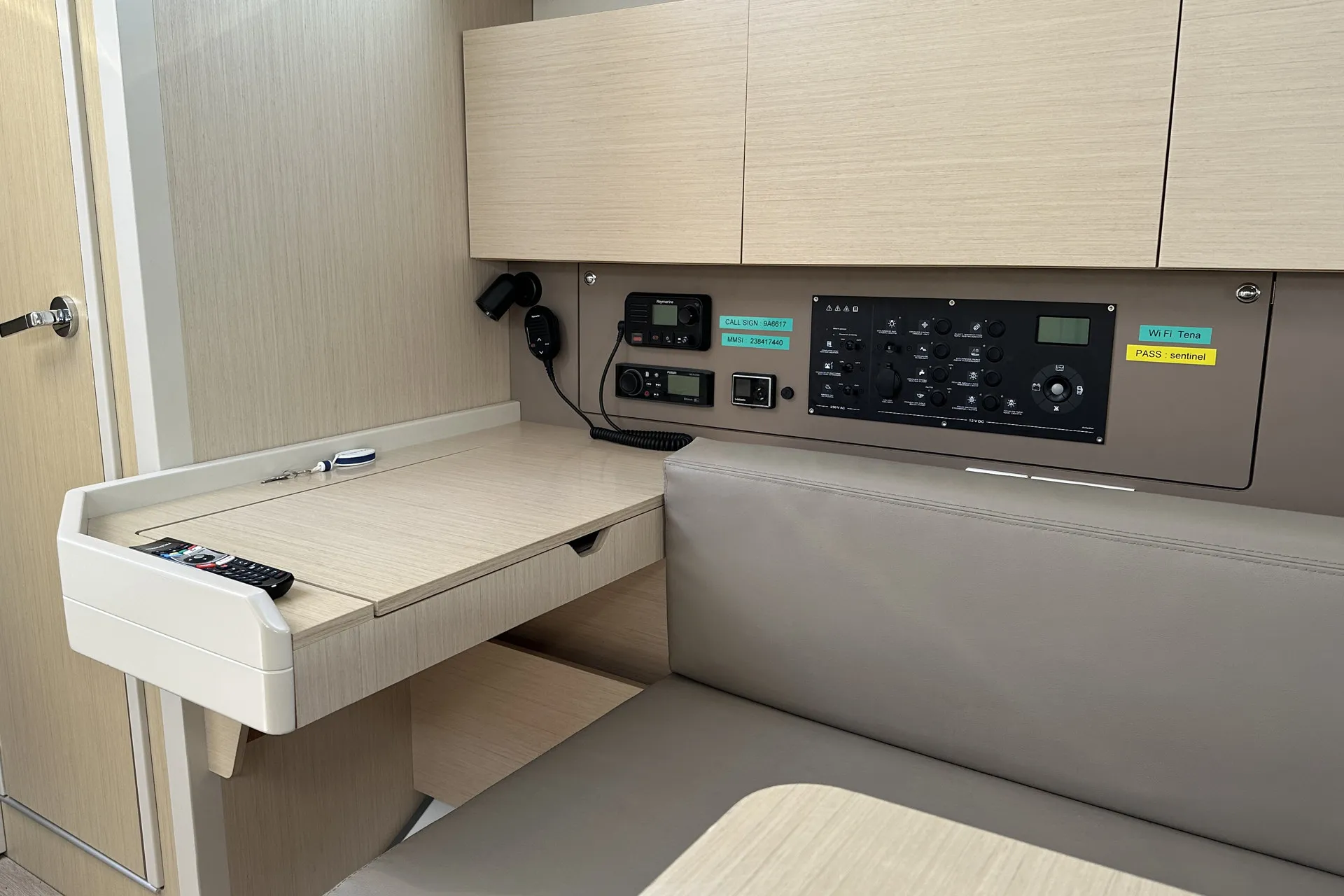 Oceanis 38.1 Tena — фотография яхты 7